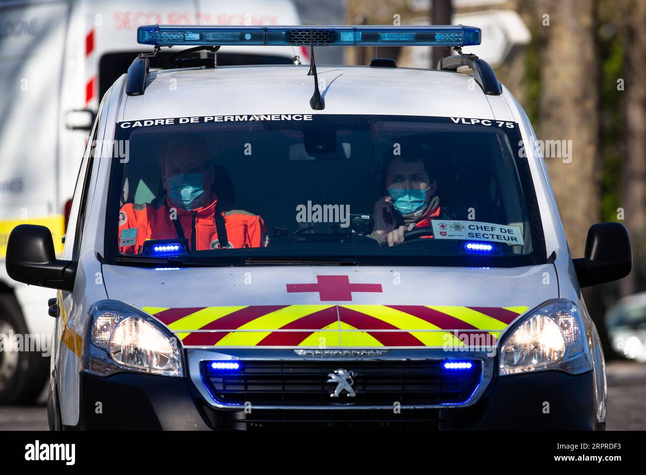 200401 -- PARIS, le 1 avril 2020 Xinhua -- une ambulance se dirige vers la gare d'Austerlitz à Paris, France, le 1 avril 2020. Un TGV médicalisé a évacué des patients atteints de coronavirus de la région Ile-de-France vers la région Bretagne pour libérer des lits de soins intensifs mercredi. Photo Aurelien Morissard/Xinhua FRANCE-PARIS-COVID-19-TRAIN-TRANSFER PUBLICATIONxNOTxINxCHN Banque D'Images