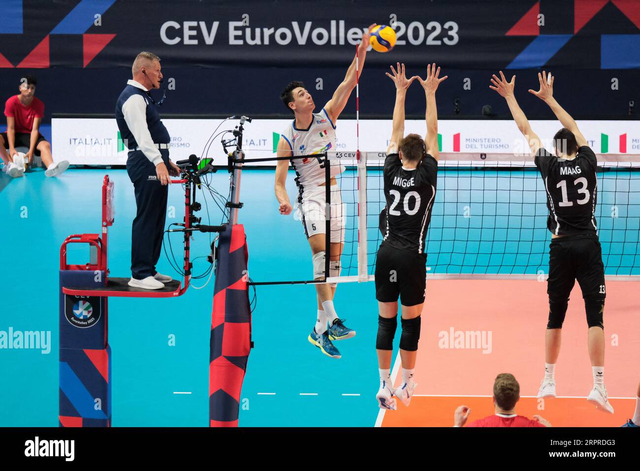 Ancône, Italie. 04 septembre 2023. (De gauche à droite) Alessandro Michieletto d'Italie, Lars Migge et Simon Maag de Suisse vus en action lors du dernier jour 6 du Championnat d'Europe de volleyball masculin 2023 entre l'Italie et la Suisse à Palaprometeo. Score final ; Italie 3:0 Suisse. (Photo Davide Di Lalla/SOPA Images/Sipa USA) crédit : SIPA USA/Alamy Live News Banque D'Images