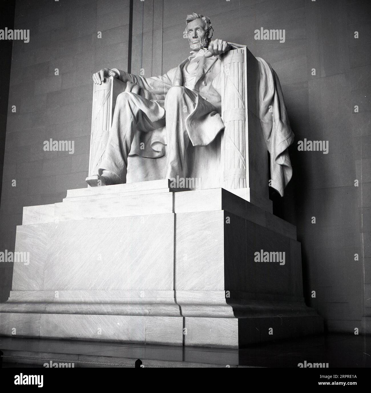 Années 1960, historique, Lincoln Memorial, statue de marbre à Washington DC, USA en l'honneur du 16e président américain, Abraham Lincoln. Conçu par Daniel Chester French, il a ouvert en 1922. Banque D'Images