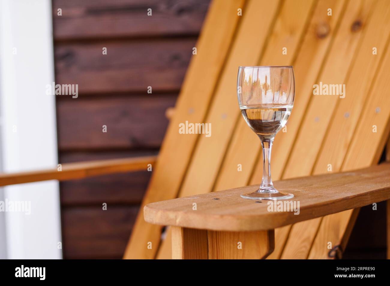 Verre de vin blanc sur une chaise en bois. Copier l'espace Banque D'Images