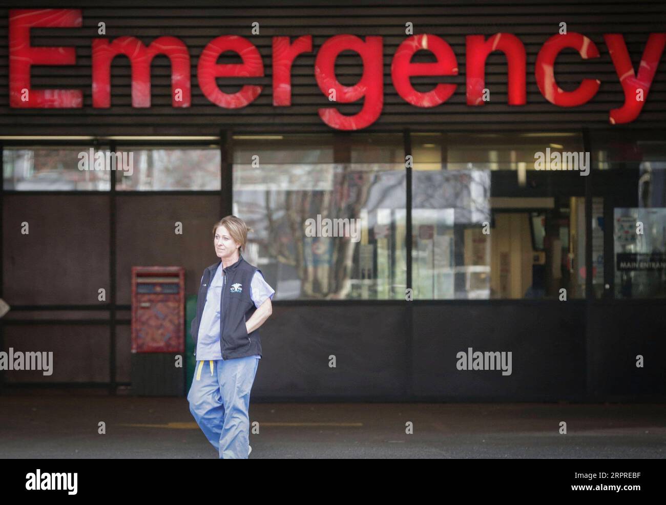 200402 -- VANCOUVER, le 2 avril 2020 Xinhua -- Un travailleur de la santé passe devant l'entrée d'urgence de l'Hôpital général de Vancouver à Vancouver, Canada, le 1 avril 2020. L’équipement de protection individuelle stocké au Canada ne suffit pas alors que la pandémie de COVID-19 fait rage dans le monde, a déclaré mercredi la ministre canadienne de la Santé, Patty Hajdu. Photo de Liang Sen/Xinhua CANADA-VANCOUVER-COVID-19-FRONTLINE PUBLICATIONxNOTxINxCHN Banque D'Images