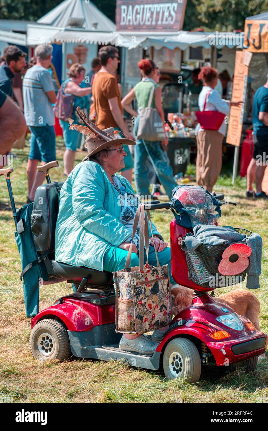 Dame sur un scooter de mobilité décoré à l'Alresford and District Agricultural Show, Alresford, Hampshire, Royaume-Uni Banque D'Images