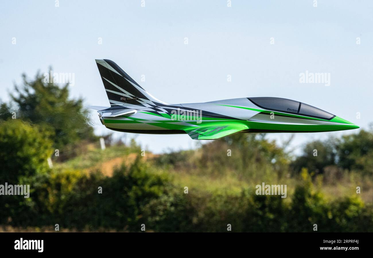 Un avion RC modèle vert fait un flypast à l'aérodrome de Popham, spectacle aérien modèle, Popham, Hampshire, Royaume-Uni Banque D'Images