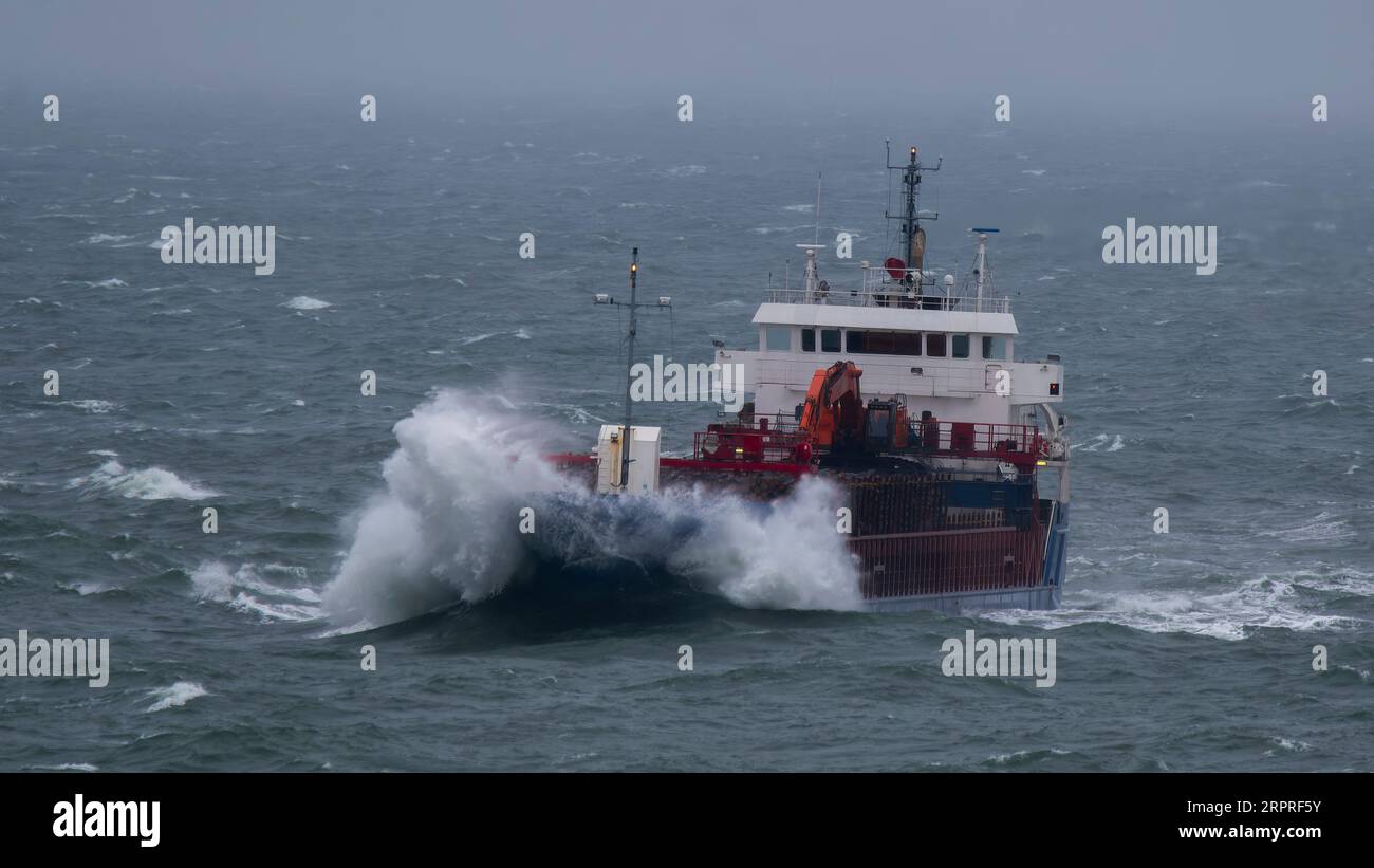 Un coaster dans les mers orageuses Banque D'Images