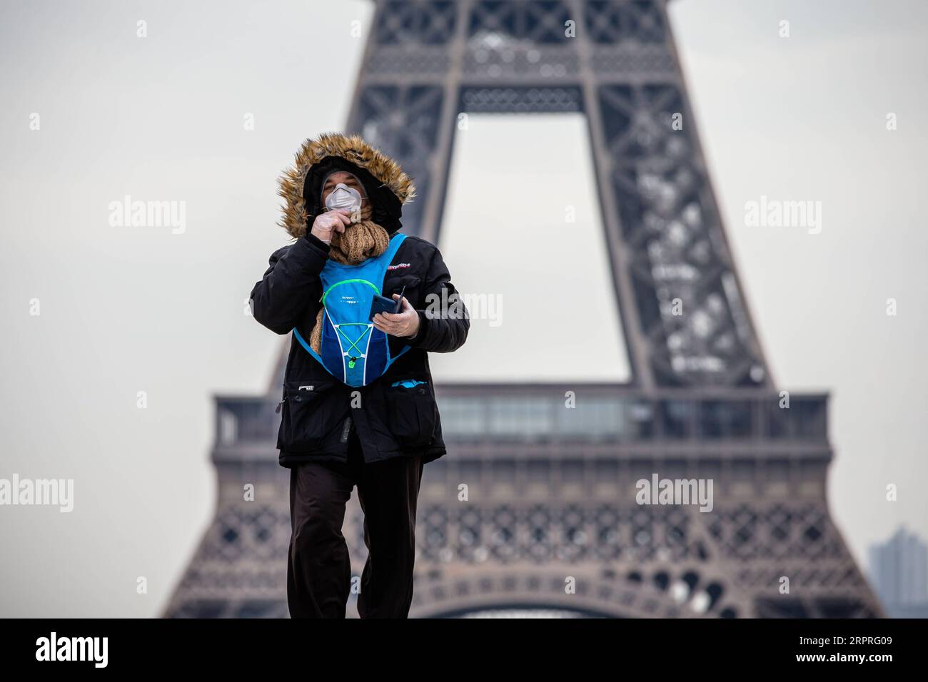 200403 -- PÉKIN, le 3 avril 2020 -- Un homme portant un masque facial marche au Palais du Trocadéro à Paris, France, le 17 mars 2020. Photo Aurelien Morissard/Xinhua Portraits de mars 2020 AoxLeilianmolisaergaojing PUBLICATIONxNOTxINxCHN Banque D'Images