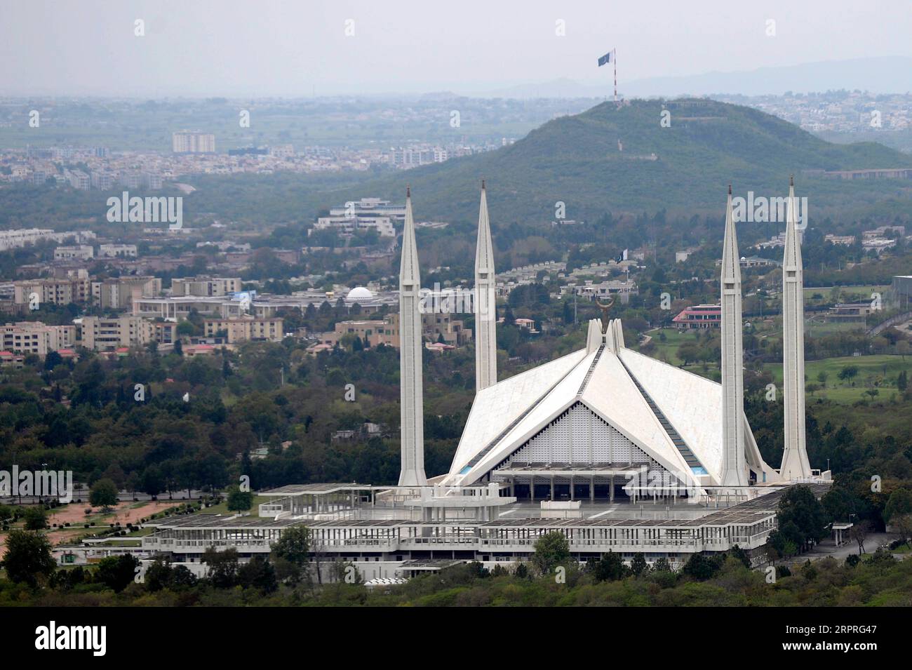 200403 -- ISLAMABAD, 3 avril 2020 -- une photo prise le 2 avril 2020 montre une vue de la mosquée Faisal vide pendant un confinement partiel en tant que mesure préventive contre le COVID-19 à Islamabad, au Pakistan. PAKISTAN-ISLAMABAD-COVID-19-CONFINEMENT PARTIEL AhmadxKamal PUBLICATIONxNOTxINxCHN Banque D'Images