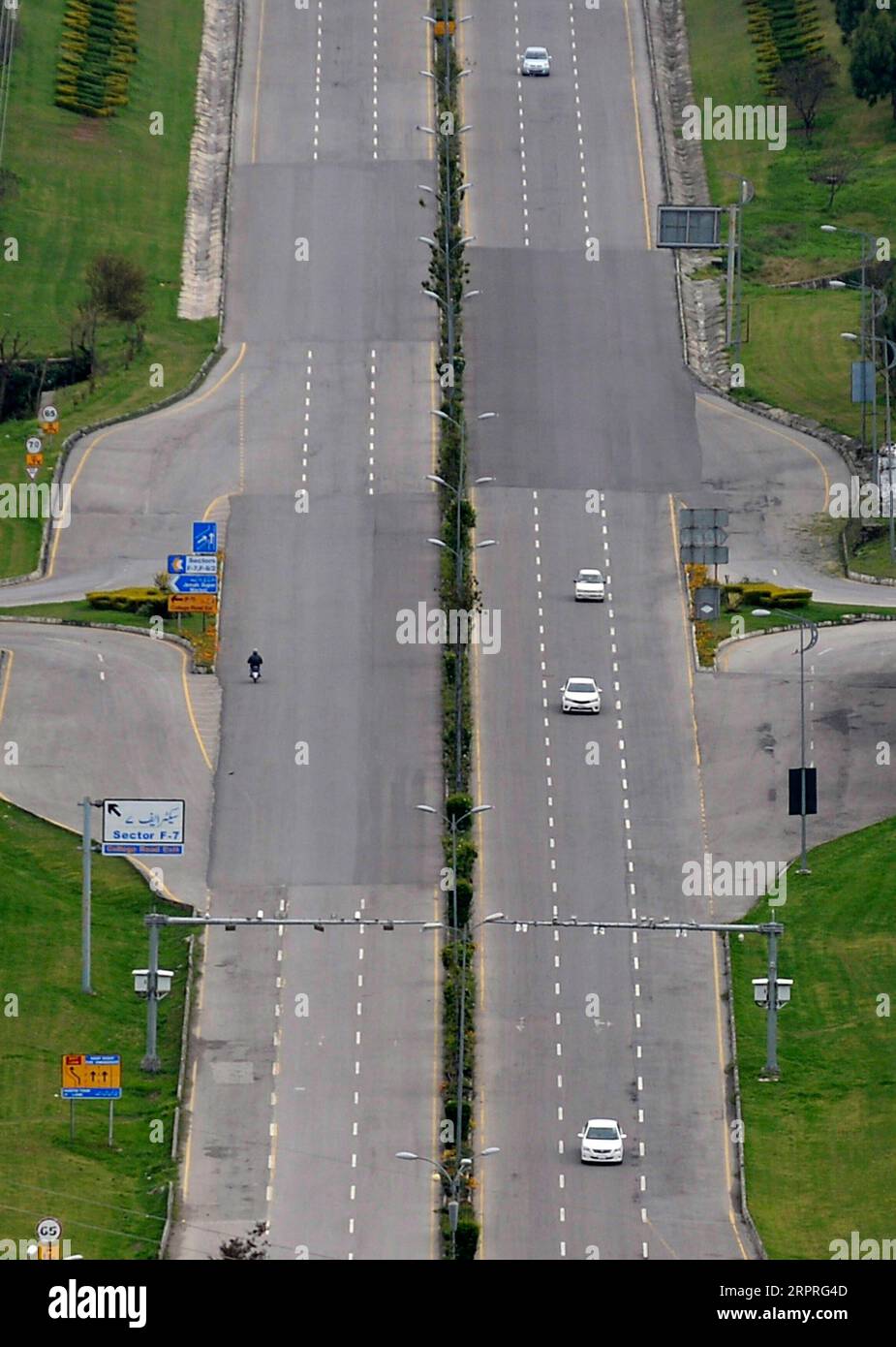 200403 -- ISLAMABAD, le 3 avril 2020 -- des véhicules sont vus sur une route pendant un confinement partiel à titre de mesure préventive contre le COVID-19 à Islamabad, capitale du Pakistan, le 2 avril 2020. PAKISTAN-ISLAMABAD-COVID-19-CONFINEMENT PARTIEL AhmadxKamal PUBLICATIONxNOTxINxCHN Banque D'Images