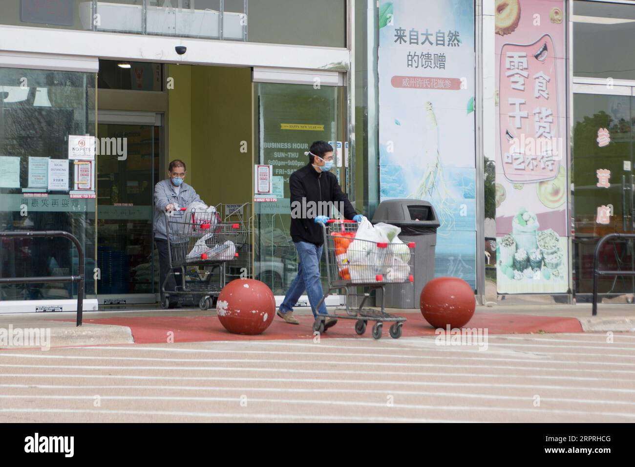 200404 -- DALLAS , le 4 avril 2020 -- deux clients portant des masques sortent d'un supermarché chinois à Plano, une ville suburbaine de Dallas, Texas, États-Unis, le 3 avril 2020. Le président américain Donald Trump a déclaré vendredi que les Centers for Disease Control and Prevention CDC recommandent désormais aux Américains de porter des couvre-visage en tissu pour se protéger contre le COVID-19. Le CDC conseille l'utilisation d'un couvre-visage en tissu non médical comme mesure de santé volontaire, a déclaré Trump lors d'un briefing à la Maison Blanche. Il est volontaire. Ils ont suggéré pendant un certain temps. Photo de /Xinhua U.S.-TEXAS-DALLAS-MASK-COVID-19 DanxTian P. Banque D'Images
