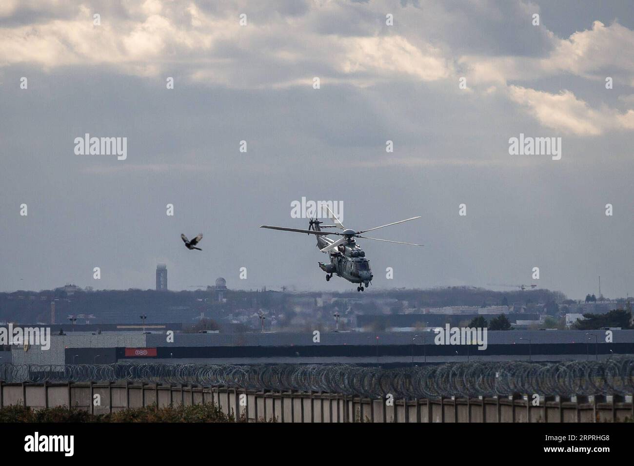 200404 -- PARIS, le 4 avril 2020 Xinhua -- un hélicoptère de l'armée de l'air décolle de l'aéroport d'Orly à Paris, France, le 3 avril 2020, pour transférer des patients atteints de COVID-19 vers le sud de la France pour y recevoir un traitement. Les décès causés par le coronavirus ont bondi à 6 507 vendredi en France où 5 233 autres cas positifs ont été détectés, portant le total à 64 338, a déclaré le directeur général de la Santé Jérôme Salomon. Photo par Aurelien Morissard/Xinhua FRANCE-PARIS-COVID-19-AIR FORCE-TRANSFERT DES PATIENTS PUBLICATIONxNOTxINxCHN Banque D'Images