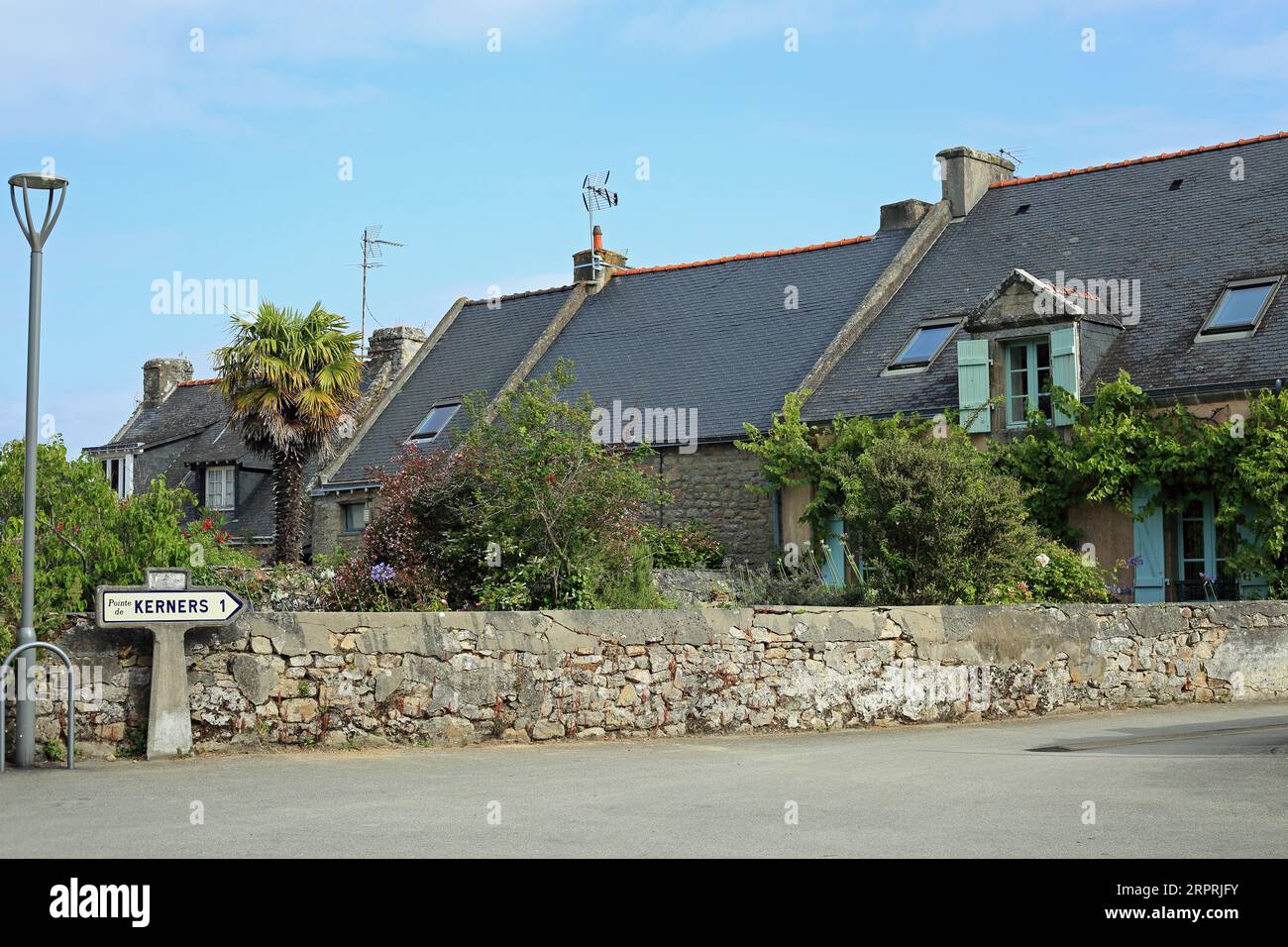 Maisons et panneau de rue place Saint Nicolas, Kerners, Morbihan, Bretagne, France Banque D'Images