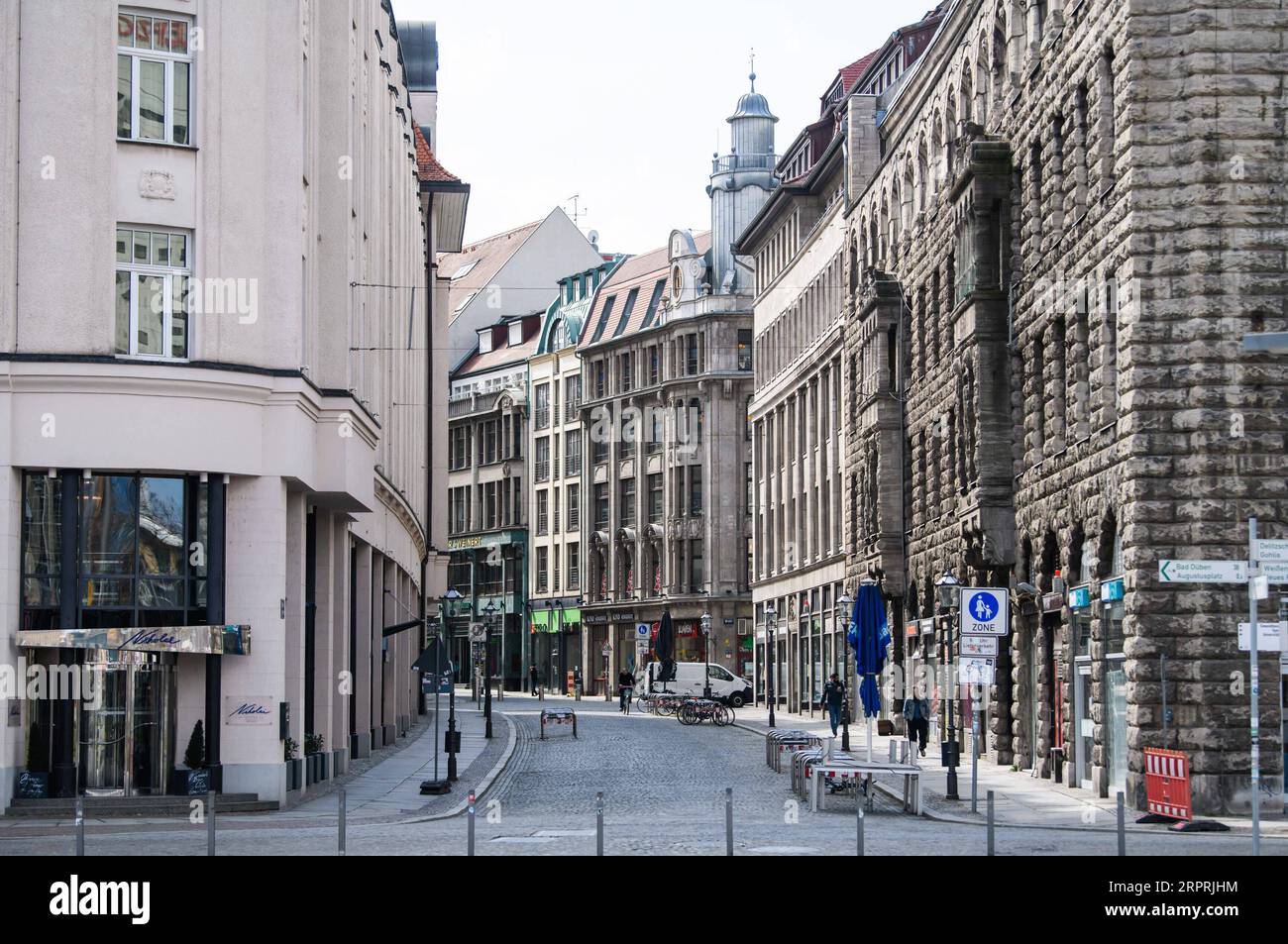 200405 -- LEIPZIG, le 5 avril 2020 -- peu de piétons ont été vus dans une rue commerçante de Leipzig, dans l'est de l'Allemagne, le 4 avril 2020. Plus de 89 300 cas de COVID-19 et au moins 1 250 décès ont été enregistrés samedi après-midi dans toute l’Allemagne, selon les évaluations de l’agence de presse allemande DPA qui a pris en compte les derniers chiffres de tous les États fédéraux. Photo de /Xinhua ALLEMAGNE-LEIPZIG-COVID-19-CAS KevinxVoigt PUBLICATIONxNOTxINxCHN Banque D'Images