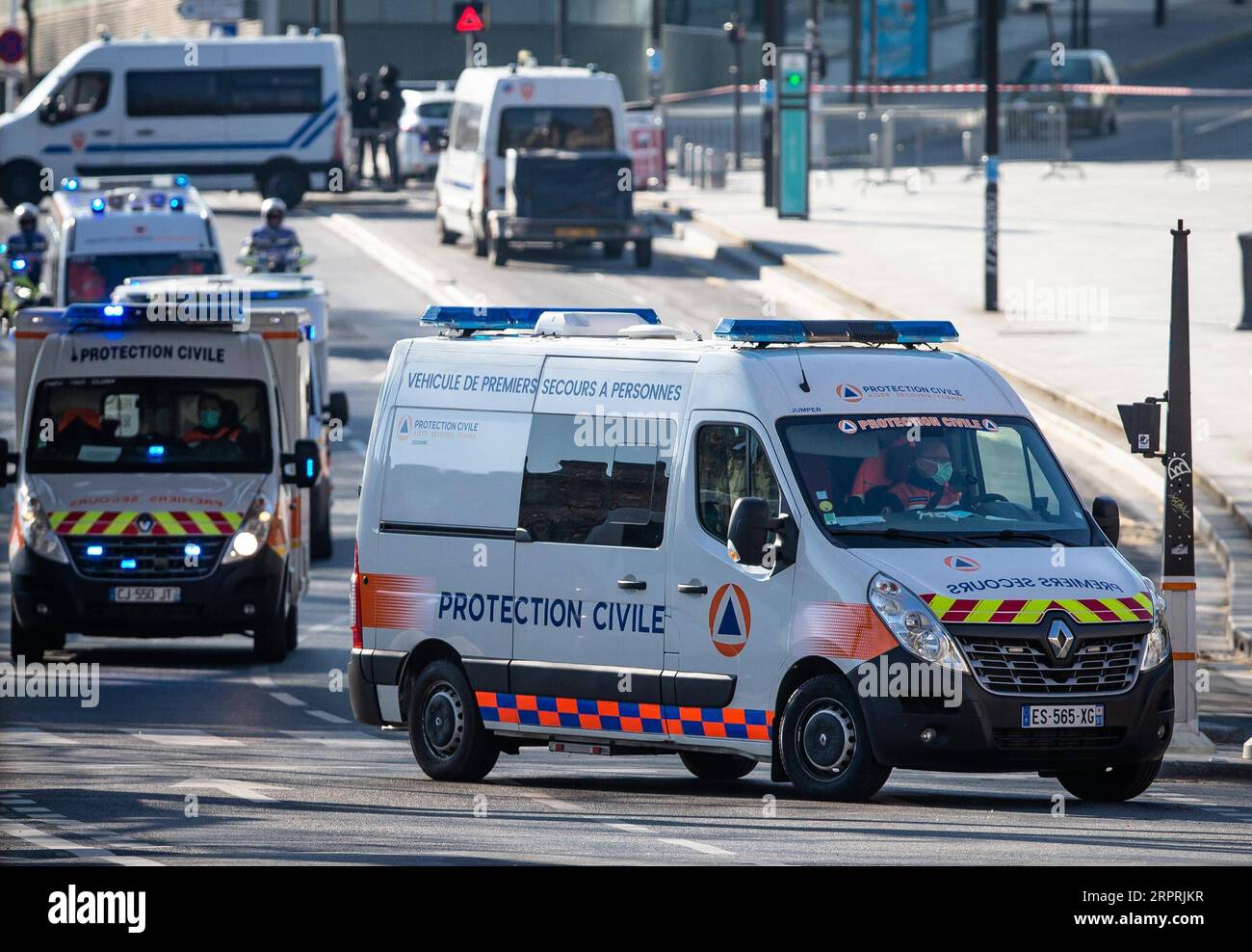 200405 -- PÉKIN, le 5 avril 2020 -- des ambulances se rendent à la gare d'Austerlitz pour évacuer les patients atteints de coronavirus de la région Ile-de-France vers la région Bretagne afin de libérer des lits de soins intensifs à Paris, France, le 1 avril 2020. POUR ALLER AVEC LES GROS TITRES DE XINHUA DU 5 AVRIL 2020 PHOTO PAR /XINHUA EUROPE-BATAILLE CONTRE COVID-19-DEUXIÈME FENÊTRE D'OPPORTUNITÉ AURELIENXMORISARD PUBLICATIONXNOTXINXCHN Banque D'Images
