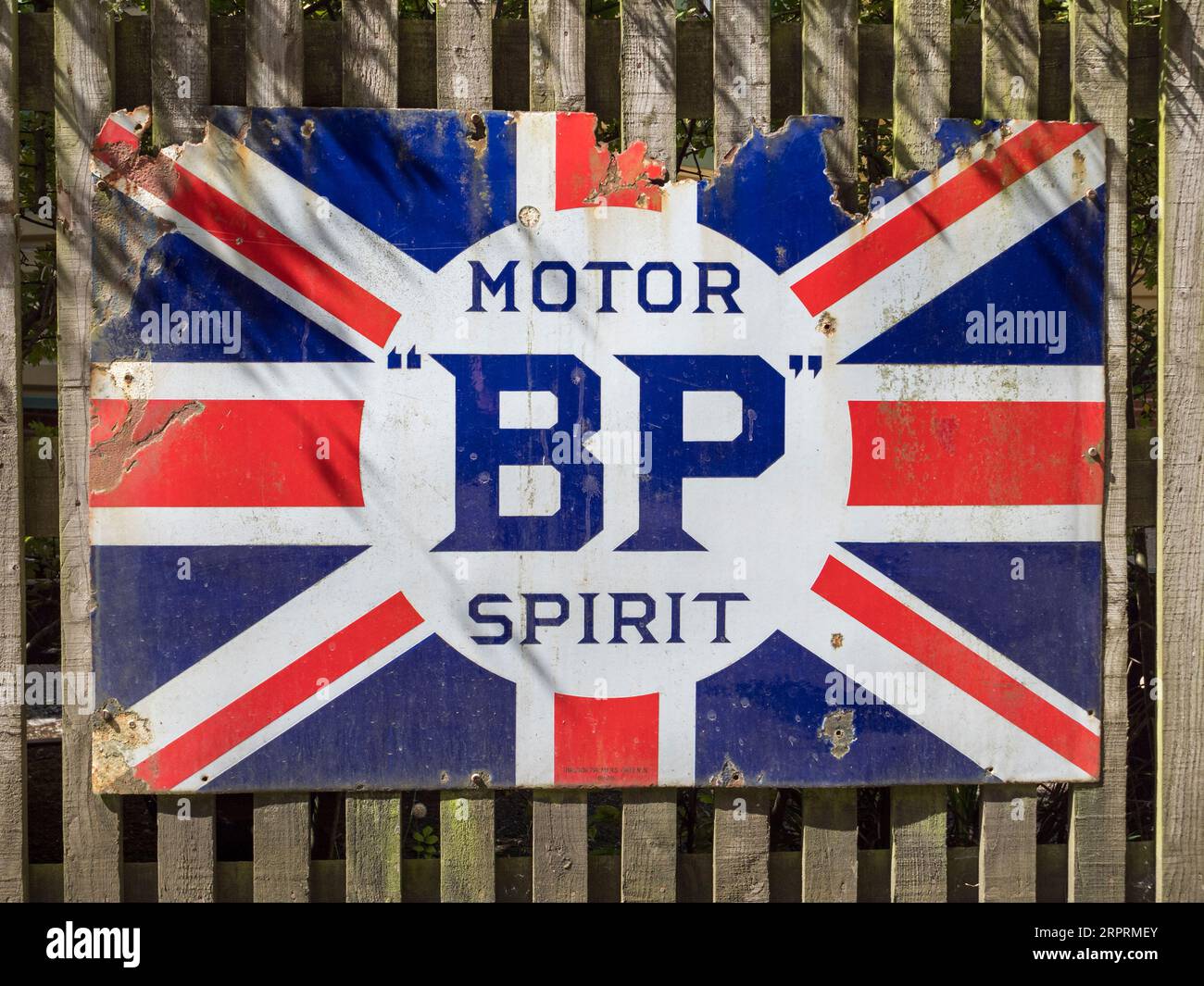 Panneau en céramique pour BP Motor Spirit sur clôture à l'extérieur de Horstead Keynes Station, Sussex, Royaume-Uni. Banque D'Images