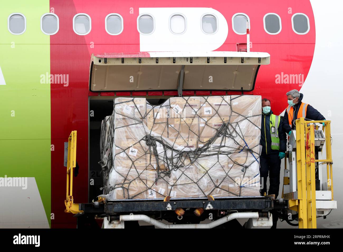 200406 -- LISBONNE, le 6 avril 2020 -- des fournitures médicales en provenance de Chine sont déchargées d'un avion à l'aéroport Humberto Delgado pour aider à lutter contre l'épidémie de COVID-19 à Lisbonne, Portugal, le 5 avril 2020. Photo de /Xinhua PORTUGAL-LISBON-COVID-19-CHINA-SUPPLIES PedroxFiuza PUBLICATIONxNOTxINxCHN Banque D'Images