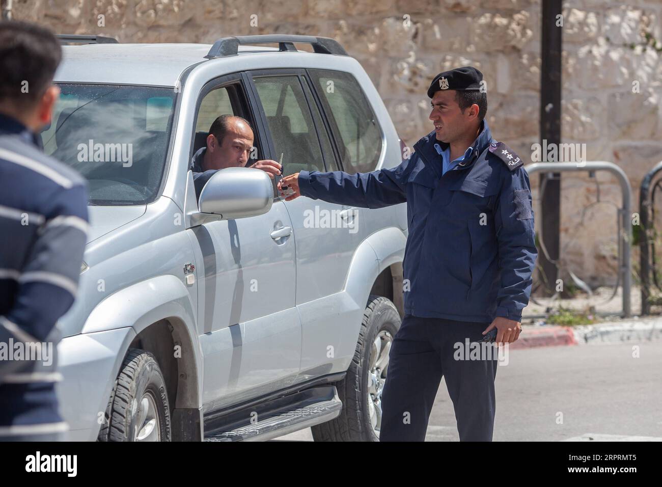 200406 -- BETHLÉEM, le 6 avril 2020 Xinhua -- un policier palestinien saisit une clé de voiture lors d'une campagne visant à saisir des conducteurs qui violent la loi d'urgence dans la ville de Bethléem, en Cisjordanie, le 6 avril 2020. La Palestine a déclaré lundi le confinement complet de quatre villages en Cisjordanie, alors que le nombre de cas de COVID-19 en Palestine est passé à 252. Photo Luay Sababa/Xinhua MIDEAST-BETHLEHEM-COVID-19 PUBLICATIONxNOTxINxCHN Banque D'Images