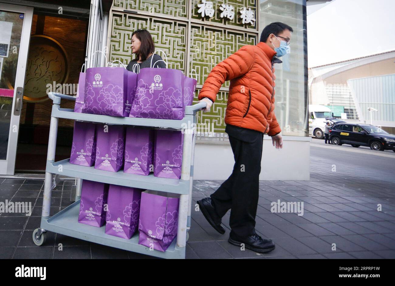 200407 -- VANCOUVER, le 7 avril 2020 Xinhua -- un travailleur transporte des repas pour don aux travailleurs de la santé de première ligne de l'Hôpital général de Vancouver à Vancouver, Canada, le 6 avril 2020. Le gouvernement canadien recrute des bénévoles pour aider les travailleurs de la santé de première ligne à lutter contre la crise de la COVID-19. Certains restaurants chinois locaux ont fait don de repas aux travailleurs de la santé de première ligne luttant contre le COVID-19. Photo de Liang Sen/Xinhua CANADA-VANCOUVER-COVID-19-CUISINE CHINOISE SANS REPAS-TRAVAILLEURS MÉDICAUX PUBLICATIONxNOTxINxCHN Banque D'Images