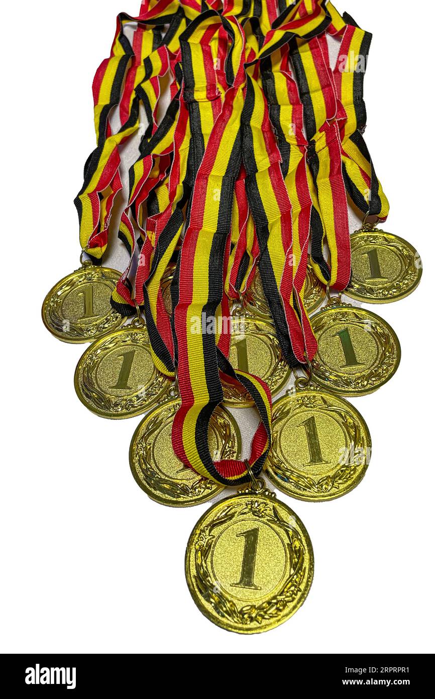 Une photo captivante présente un bouquet de médailles d'or ornées de rubans tricolores et d'emblèmes portant le numéro 1, sur fond blanc. Banque D'Images