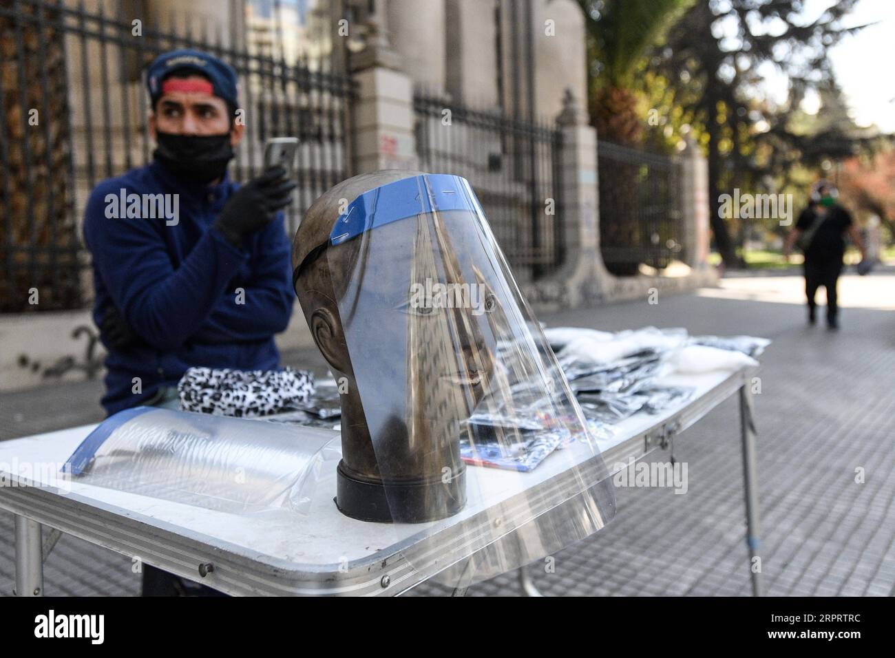 200408 -- SANTIAGO, le 8 avril 2020 Xinhua -- Un vendeur vend des boucliers faciaux à Santiago, Chili, le 7 avril 2020. Mardi, le ministère chilien de la Santé a rapporté que 5 116 personnes ont été testées positives au COVID-19 et que 43 sont mortes de la maladie. Photo Jorge Villegas/Xinhua CHILE-SANTIAGO-COVID-19 PUBLICATIONxNOTxINxCHN Banque D'Images