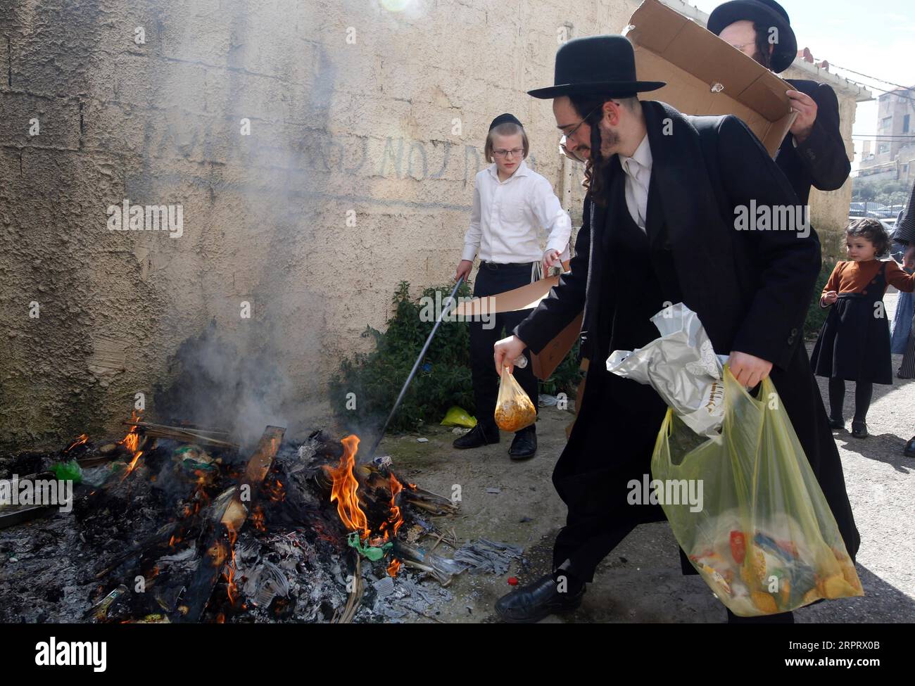 200408 -- JÉRUSALEM, le 8 avril 2020 Xinhua -- les Juifs ultra-orthodoxes brûlent des objets levés pendant les derniers préparatifs avant le début de la fête de la Pâque juive à Jérusalem, le 8 avril 2020. Photo de Gil Cohen Magen/Xinhua MIDEAST-JERUSALEM-PASSOVER-PREPARATION PUBLICATIONxNOTxINxCHN Banque D'Images