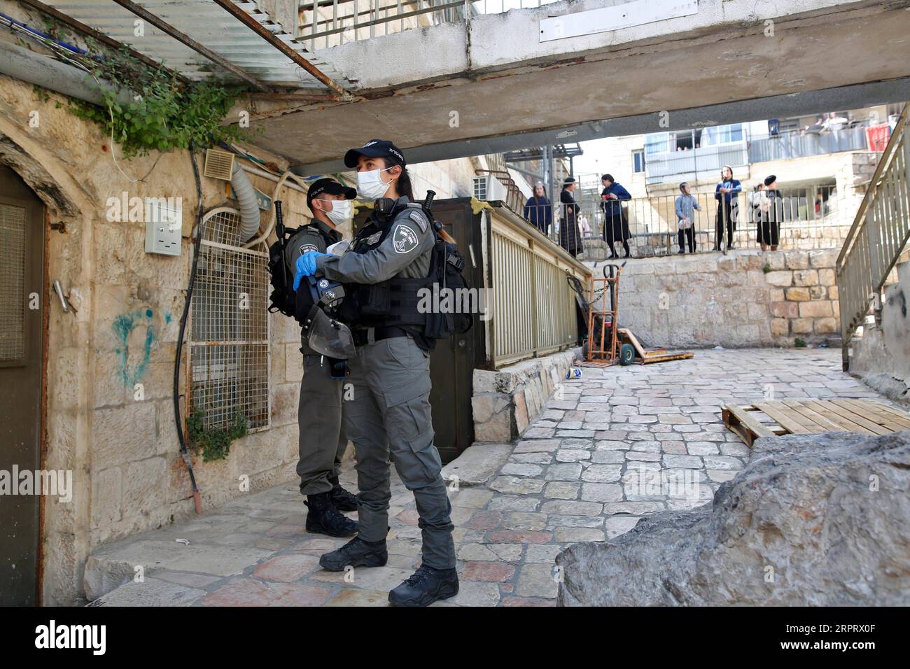 200408 -- JÉRUSALEM, le 8 avril 2020 Xinhua -- des policiers israéliens portant des masques faciaux patrouillent dans une rue du quartier de Mea Shearim à Jérusalem, le 8 avril 2020. Israël a signalé six nouveaux cas de décès dus au nouveau coronavirus, portant le nombre de morts à 71, a déclaré mercredi le ministère de la Santé de l'État. Le ministère a ajouté qu’un total de 9 404 personnes en Israël ont été testées positives au COVID-19 jusqu’à présent. Photo de Gil Cohen Magen/Xinhua MIDEAST-JERUSALEM-COVID-19-COUVRE-FEU PUBLICATIONxNOTxINxCHN Banque D'Images