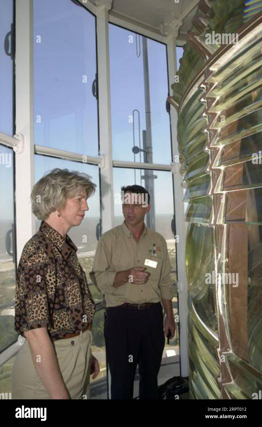 Le secrétaire Gale Norton visite le phare de Tybee Island, près de Savannah, en Géorgie, pour marquer le transfert de la garde du phare de la Garde côtière à la Tybee Island Historical Society. La photographie a été sélectionnée pour être utilisée dans la préparation de la vidéo du ministère de l'intérieur sur la tenure Norton Banque D'Images