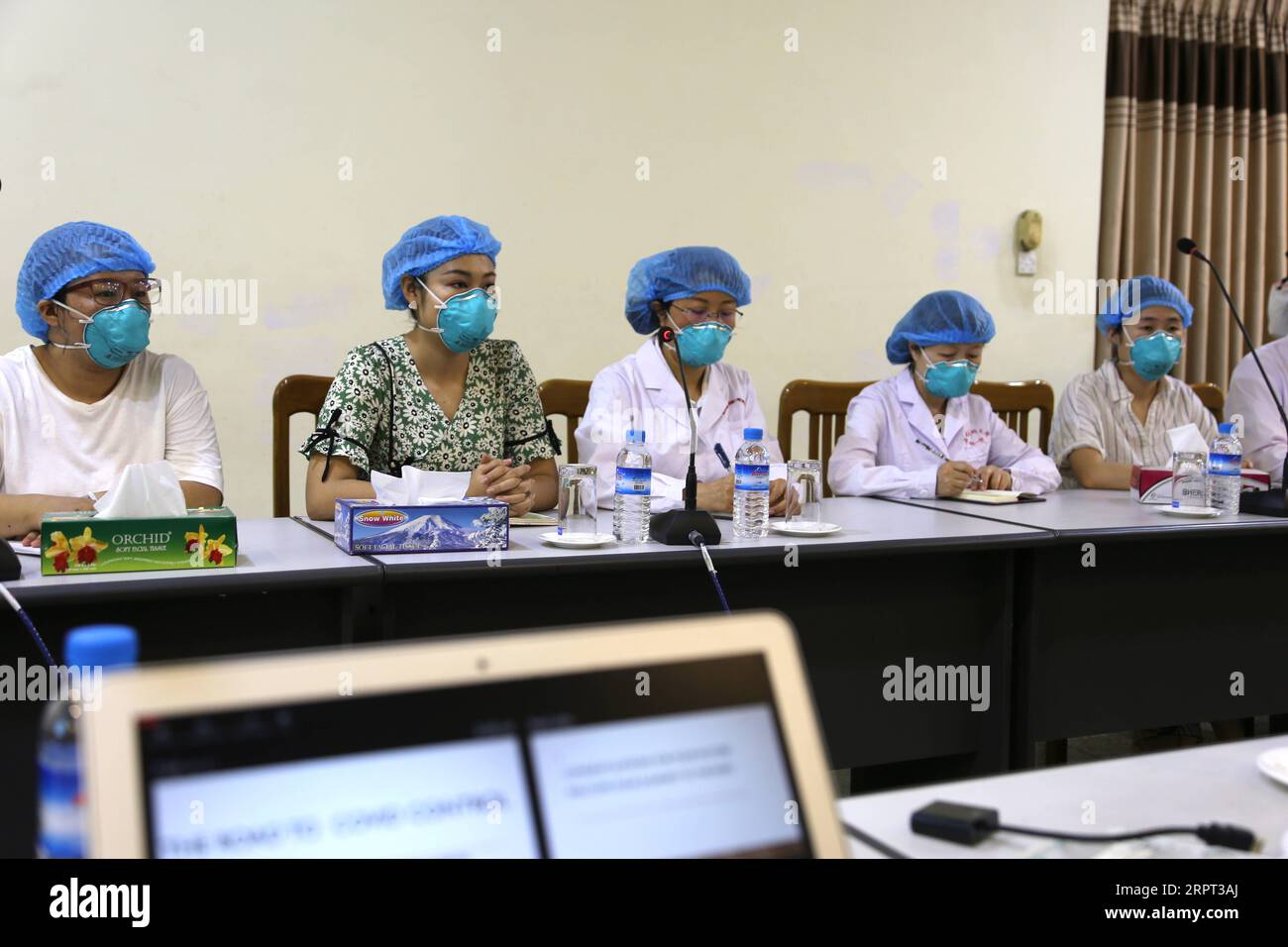 200410 -- YANGON, 10 avril 2020 -- des experts médicaux chinois partagent leurs expériences sur la prévention et le contrôle du COVID-19 avec leurs homologues du Myanmar à l'hôpital général North Okkalapa à Yangon, Myanmar, le 10 avril 2020. Le gouvernement chinois a envoyé une équipe d’experts médicaux au Myanmar pour aider le pays à faire face à l’épidémie de COVID-19. L'équipe, organisée par la Commission nationale de la santé, est composée de 12 experts sélectionnés par la commission de la santé de la province du Yunnan. MYANMAR-YANGON-CHINESE MEDICAL TEAM ZhangxDongqiang PUBLICATIONxNOTxINxCHN Banque D'Images