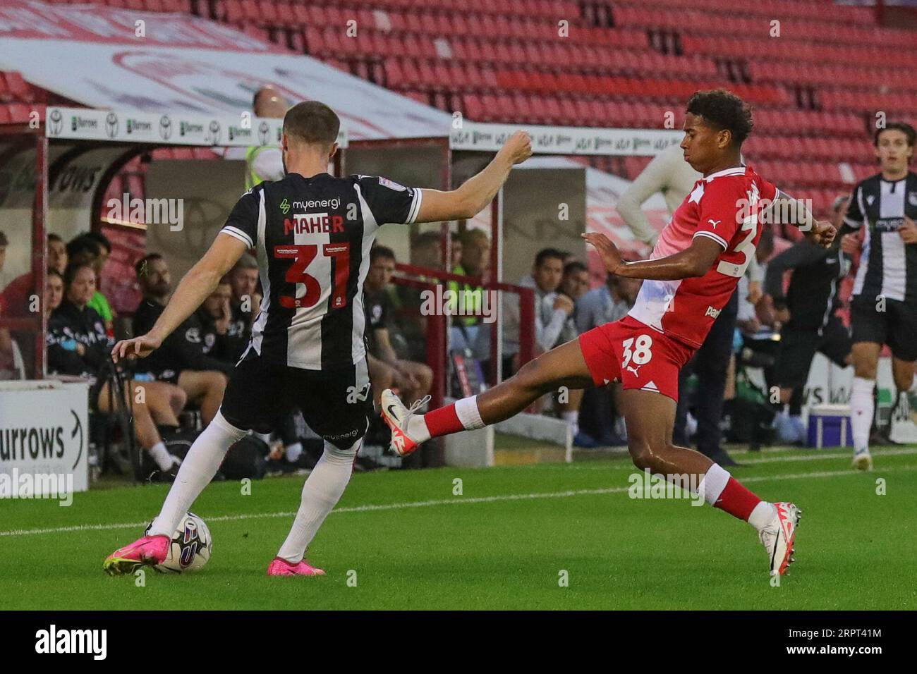 Niall Maher #31 de Grimsby Town tente de dégager la balle alors que Theo Chapman #38 de Barnsley Pressures lors du match du trophée EFL Barnsley vs Grimsby Town à Oakwell, Barnsley, Royaume-Uni, le 5 septembre 2023 (photo par Alfie Cosgrove/News Images) Banque D'Images