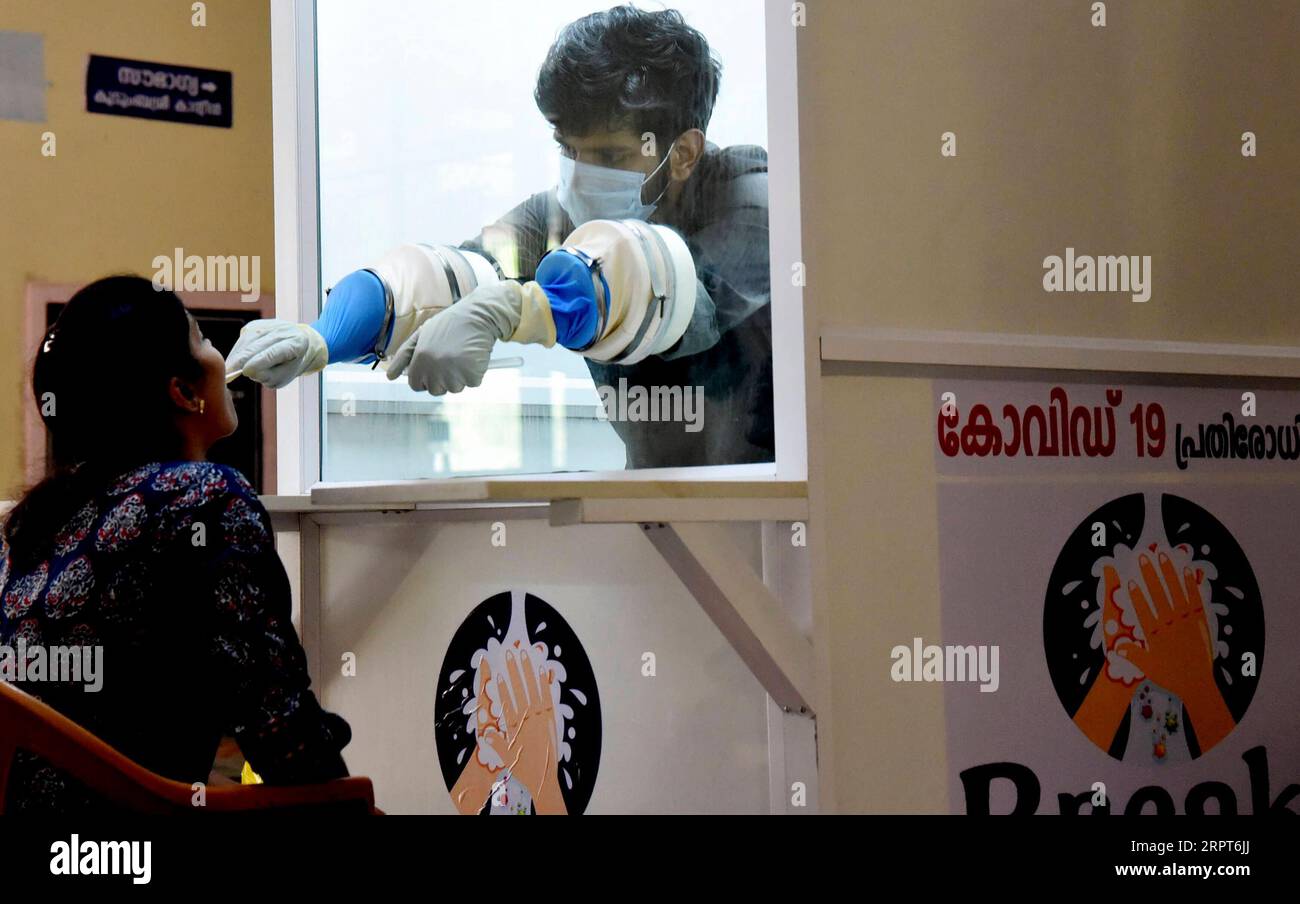 200412 -- PÉKIN, le 12 avril 2020 -- Un personnel médical prélève des échantillons d'une jeune femme dans un nouveau kiosque de dépistage du coronavirus à Ernakulam Medical Collage à Kochi dans le Kerala, en Inde, le 11 avril 2020. Str/XINHUA XINHUA PHOTOS DU JOUR Stringer PUBLICATIONxNOTxINxCHN Banque D'Images