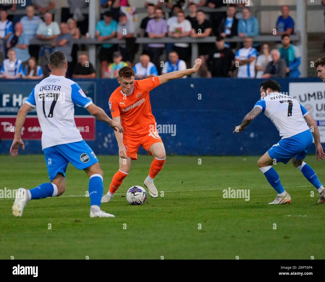 Barrow à Furness, Royaume-Uni. 05 septembre 2023. Sonny Carey #10 de Blackpool se prépare à tirer au but lors du match du trophée EFL Barrow vs Blackpool au SO Legal Stadium, Barrow-in-Furness, Royaume-Uni, le 5 septembre 2023 (photo Steve Flynn/News Images) à Barrow-in-Furness, Royaume-Uni le 9/5/2023. (Photo Steve Flynn/News Images/Sipa USA) crédit : SIPA USA/Alamy Live News Banque D'Images