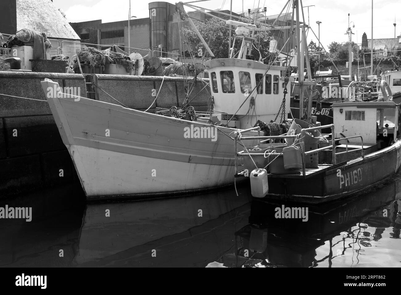 Image des chalutiers de pêche commerciale et des bateaux amarrés dans les quais et les ports de Plymouth où l'industrie de la pêche est toujours florissante Banque D'Images