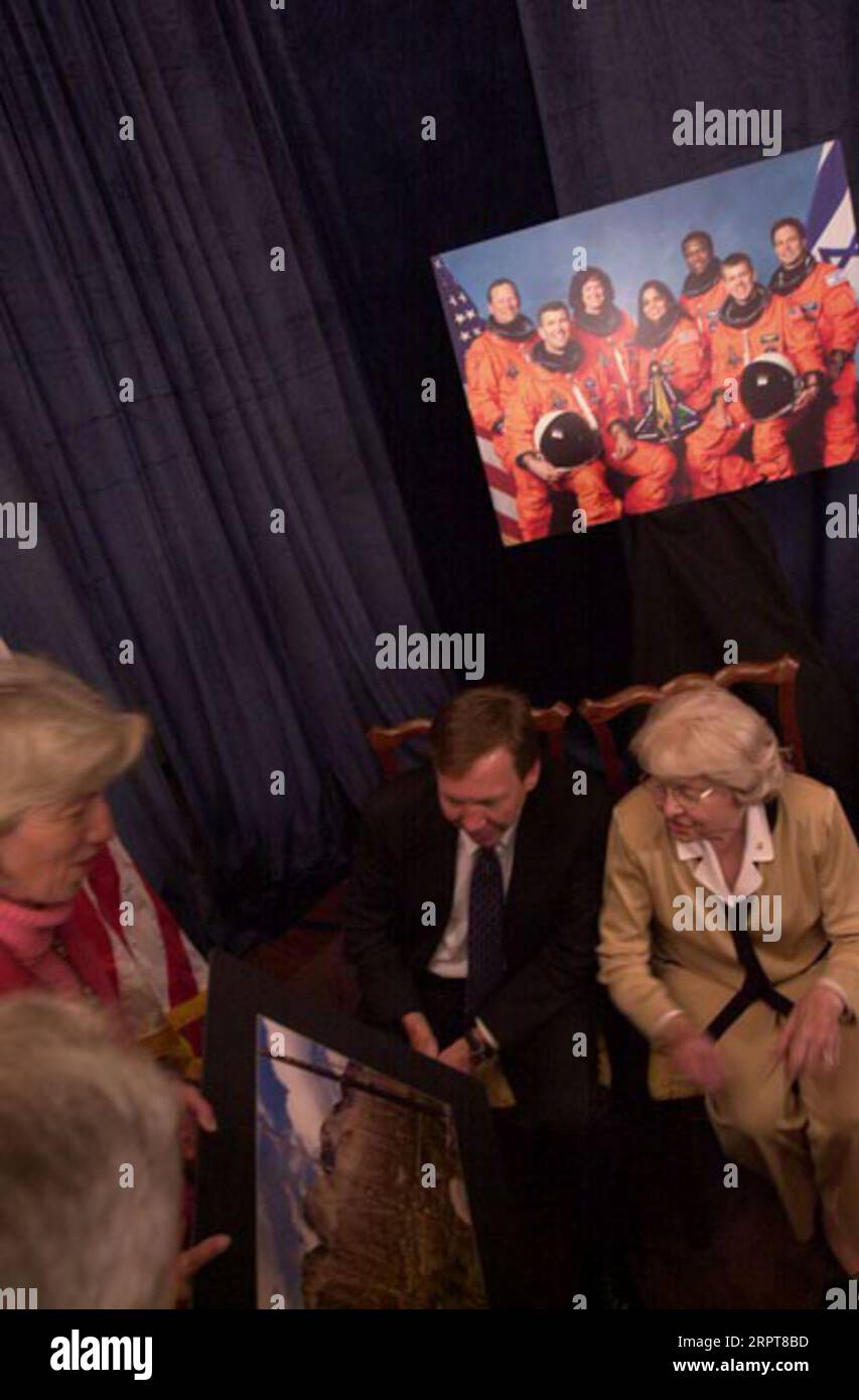 Le secrétaire Gale Norton avec des membres de la famille du défunt astronaute David Brown, y compris, de gauche à droite, le frère Doug et la mère Dorothy, examinant la photo lors de la cérémonie du ministère de l'intérieur marquant le nom de Columbia point, dans le Colorado, en l'honneur du dernier voyage de la navette spatiale Columbia Banque D'Images