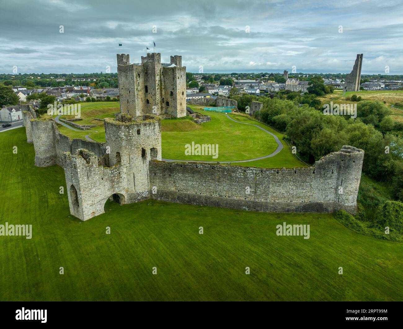 Vue aérienne du château de Trim lieu de tournage populaire pour les films médiévaux Norman Keep avec des murs d'enceinte sur la rivière Boyne dans le comté de Meath Irlande Banque D'Images