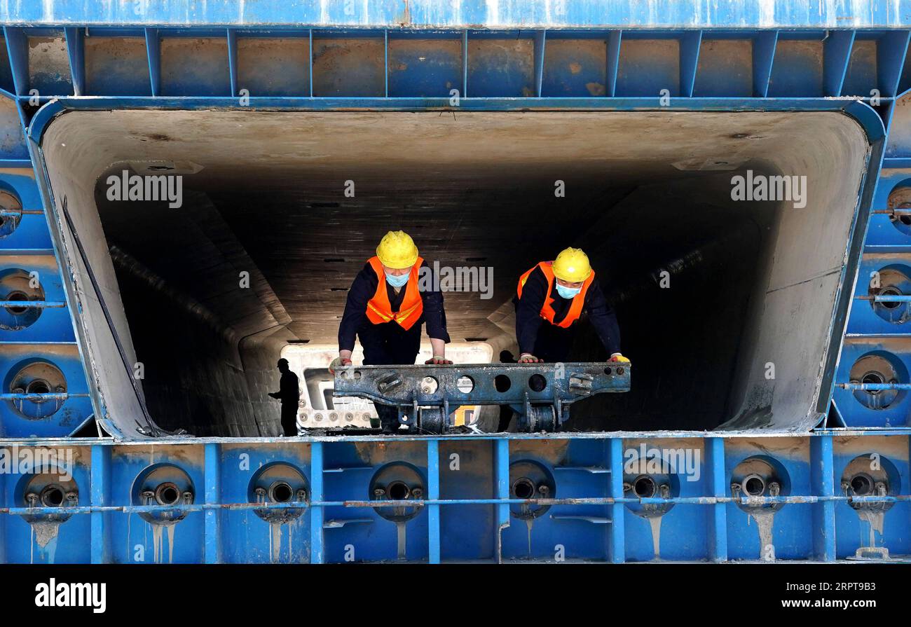 200413 -- BEIJING, le 13 avril 2020 -- le personnel travaille dans une zone de production de poutres qui fait partie du chantier de construction d'une ligne de chemin de fer à Zhengzhou, dans la province du Henan au centre de la Chine, le 12 avril 2020. Avec des mesures strictes contre la COVID-19 en place, la construction de la section Zhengzhou de la ligne ferroviaire de Zhengzhou à Jinan, province du Shandong dans l est de la Chine, a progressé de manière régulière. Le chemin de fer de 380 km est conçu pour fonctionner à la vitesse de 350 km/h. PHOTOS XINHUA DU JOUR LixAn PUBLICATIONxNOTxINxCHN Banque D'Images