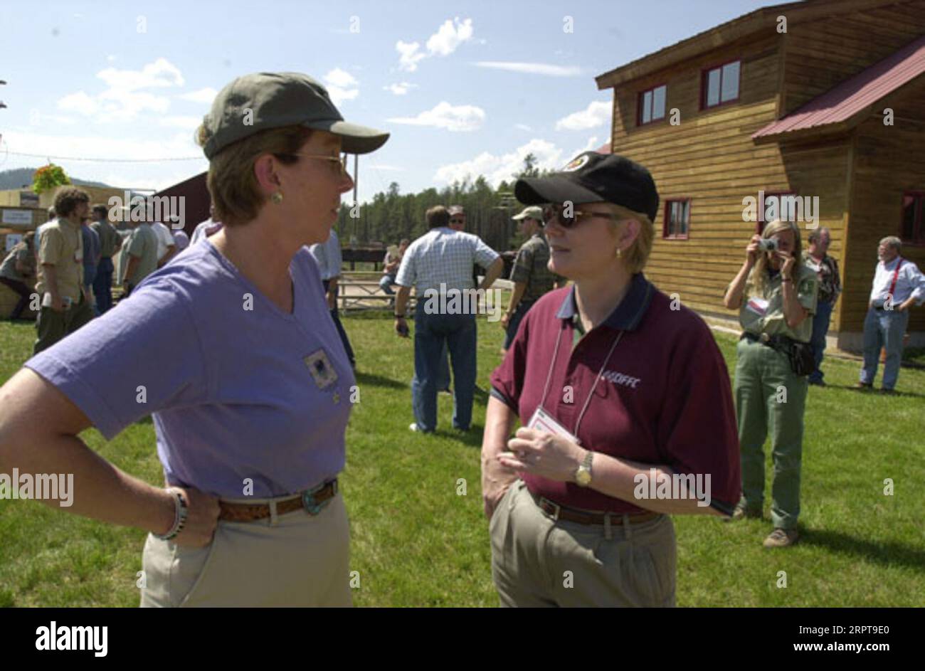 La secrétaire adjointe à la gestion des terres et des minéraux, Rebecca Watson, est partie, parmi les dignitaires en visite au Montana pour participer au Sommet sur la santé forestière de la Western Governors Association à Missoula, et pour des visites de la région, y compris un arrêt à l'usine Pyramid Mountain Lumber Company à Seeley Lake Banque D'Images