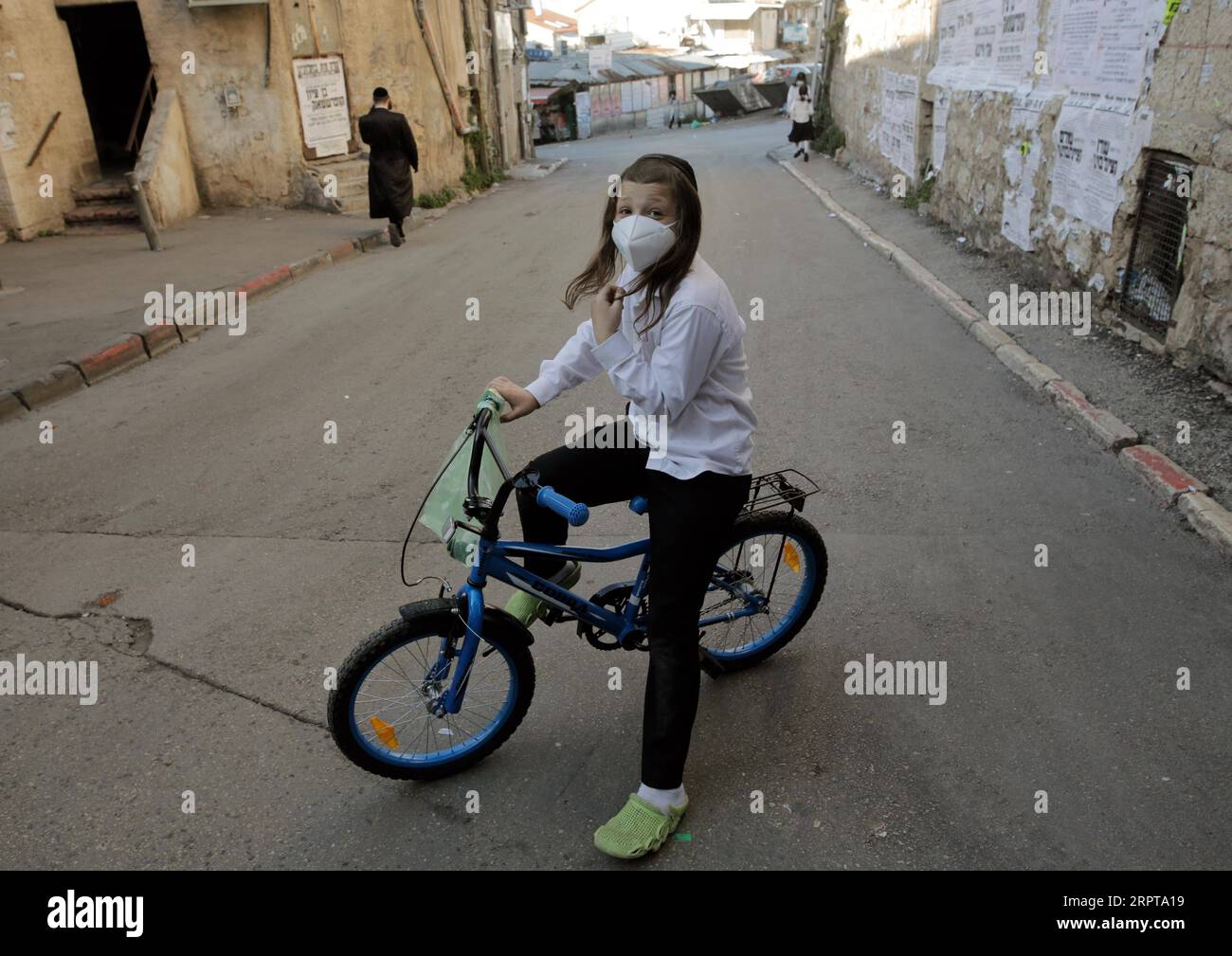 200413 -- JÉRUSALEM, le 13 avril 2020 Xinhua -- Un jeune juif ultra-orthodoxe portant un masque facial est vu dans le quartier bloqué de Mea Shearim à Jérusalem en pleine pandémie de coronavirus le 12 avril 2020. Israël a annoncé que plusieurs quartiers de Jérusalem étaient des zones réglementées dans le cadre de la lutte contre le nouveau coronavirus, a annoncé dimanche le Bureau du Premier ministre israélien et le ministère de la Santé. La décision a pris effet dimanche à midi et sera valide jusqu'au 15 avril. Photo de Gil Cohen Magen/Xinhua MIDEAST-JERUSALEM-COVID-19 PUBLICATIONxNOTxINxCHN Banque D'Images