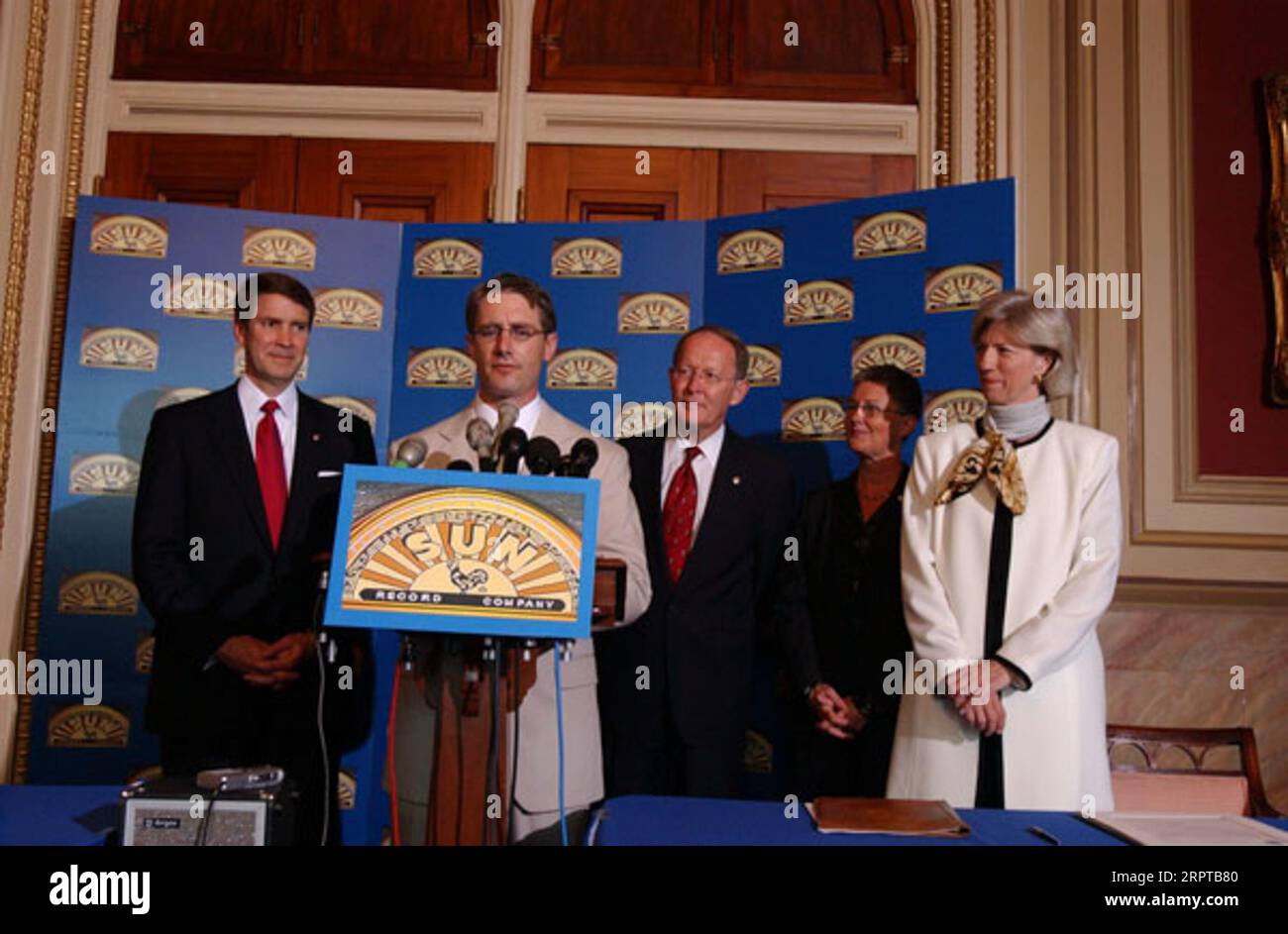 John Schorr, directeur du studio Sun, et Bill Frist et Lamar Alexander, l'administrateur de Memphis Dottie Jones, secrétaire Gale Norton, de gauche à droite, lors de l'événement Capitol Hill désignant Sun Records, Memphis Recording Service comme National Historic Landmark Banque D'Images