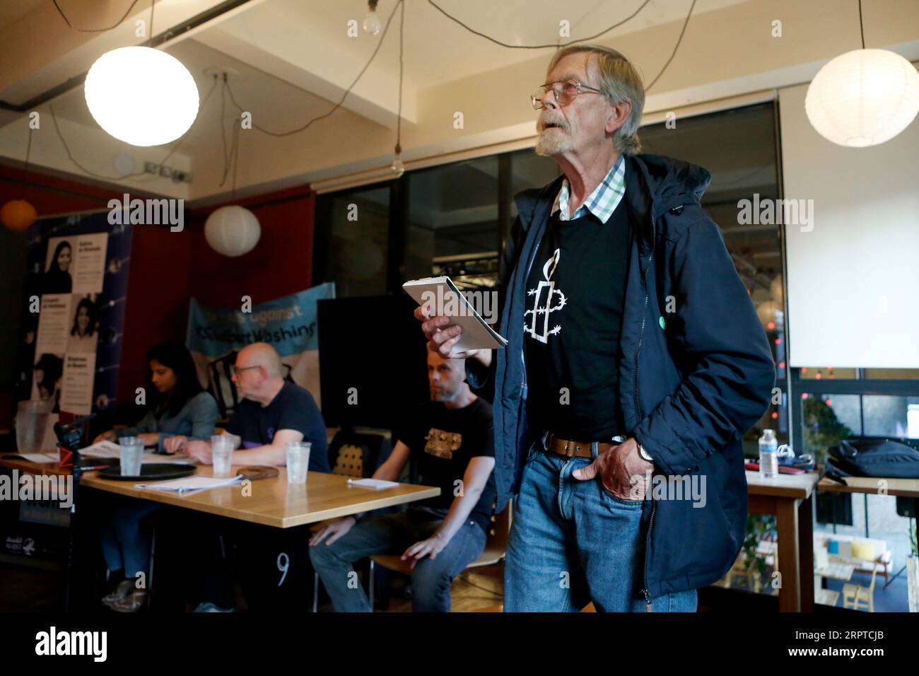 Un représentant d'Amnesty Newcastle s'exprime lors de la réunion publique des fans de NUFC contre Sportswashing au Northern Stage, Newcastle upon Tyne. Date de la photo : mardi 5 septembre 2023. Banque D'Images