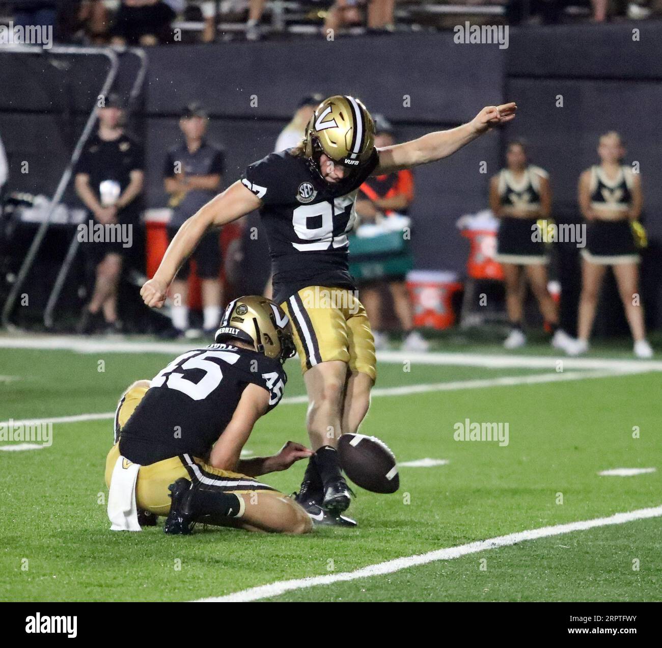 26 août 2023 - Matthew Hayball #45, joueur de Vanderbilt Commodores, place Jacob Borcila #97 lors d'un match entre les Vanderbilt Commodores et les Hawaii Rainbow Warriors au FirstBank Stadium à Nashville, TN - Michael Sullivan/CSM (image de crédit : © Michael Sullivan/Cal Sport Media) Banque D'Images 26 août 2023 - Matthew Hayball #45, joueur de Vanderbilt Commodores, place Jacob Borcila #97 lors d'un match entre les Vanderbilt Commodores et les Hawaii Rainbow Warriors au FirstBank Stadium à Nashville, TN - Michael Sullivan/CSM (image de crédit : © Michael Sullivan/Cal Sport Media) Banque D'Images