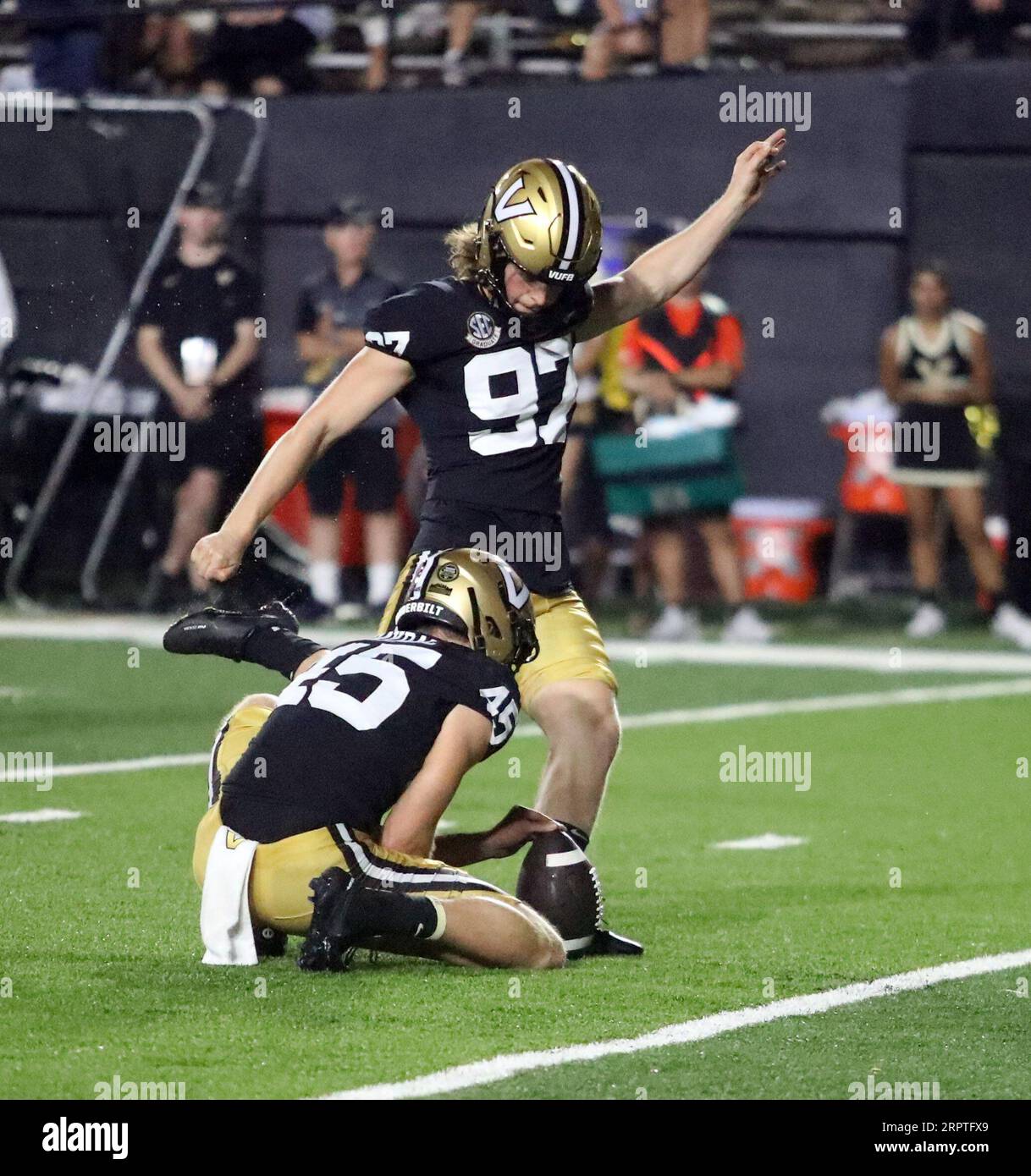 26 août 2023 - Matthew Hayball #45, joueur de Vanderbilt Commodores, place le kicker Jacob Borcila #97 lors d'un match entre les Vanderbilt Commodores et les Hawaii Rainbow Warriors au FirstBank Stadium à Nashville, TN - Michael Sullivan/CSM Banque D'Images 26 août 2023 - Matthew Hayball #45, joueur de Vanderbilt Commodores, place le kicker Jacob Borcila #97 lors d'un match entre les Vanderbilt Commodores et les Hawaii Rainbow Warriors au FirstBank Stadium à Nashville, TN - Michael Sullivan/CSM Banque D'Images