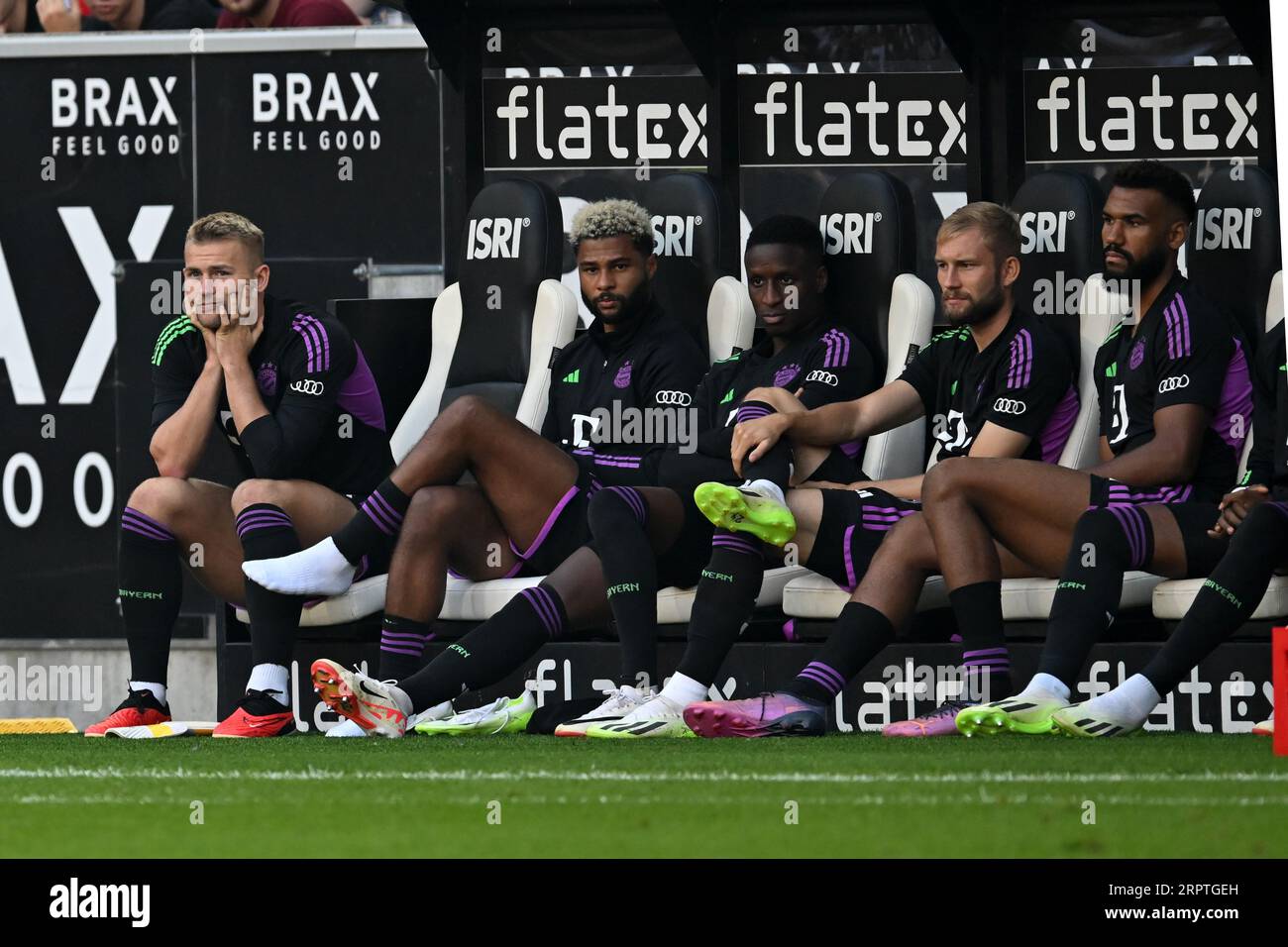 MONCHENGLADBACH - (l) Matthijs de Ligt du FC Bayern Munchen sur le banc de remplacement lors du match de Bundesliga entre le Borussia Monchengladbach et le FC Bayern Munchen au stade Borussia-Park le 2 septembre 2023 à Monchengladbach, Allemagne. ANP | Hollandse Hoogte | Gerrit van Keulen545954 Banque D'Images