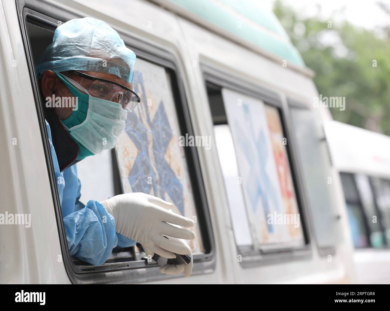 200415 -- JAMMU, le 15 avril 2020 -- Un médecin vêtu d'une combinaison de protection complète est assis dans une ambulance pendant le confinement par mesure de précaution contre le COVID-19 à Jammu, la capitale hivernale du Cachemire contrôlé par l'Inde, le 15 avril 2020. Str/Xinhua KASHMIR-JAMMU-COVID-19 Stringer PUBLICATIONxNOTxINxCHN Banque D'Images