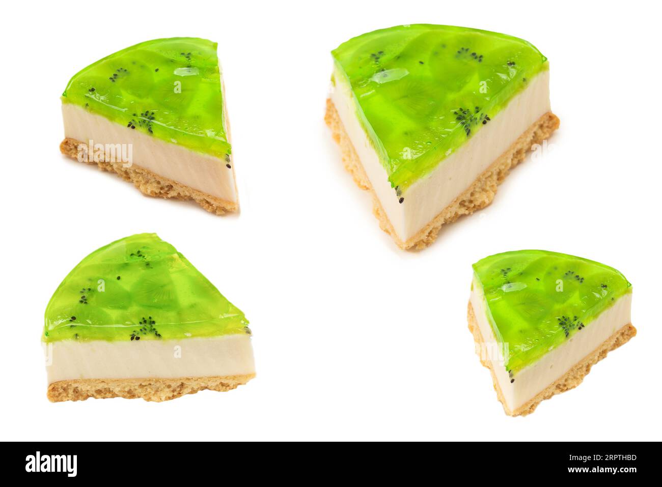 Morceau de kiwi cheesecake isolé sur fond blanc. Banque D'Images