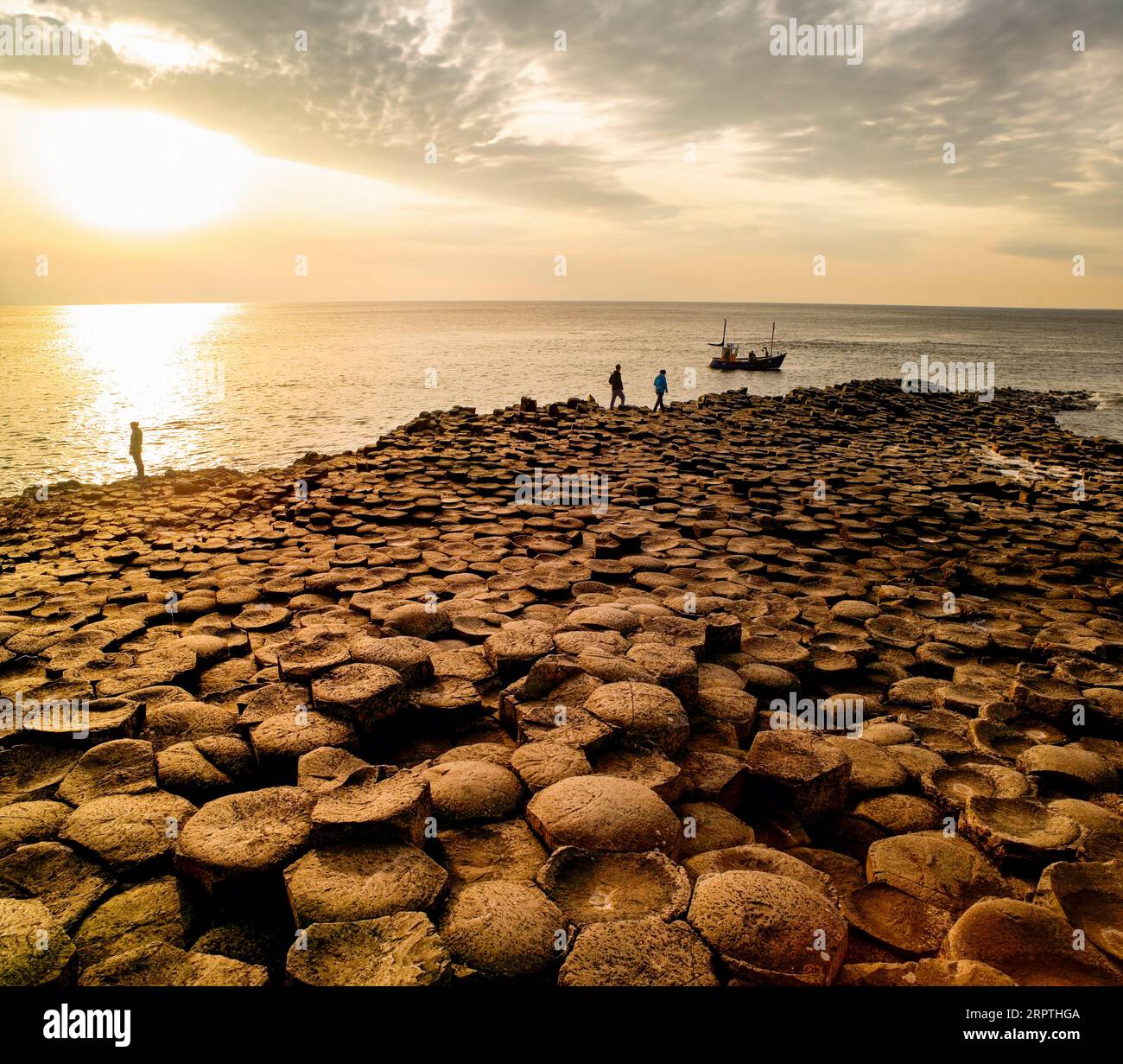 Coucher de soleil sur le site du patrimoine mondial de l'UNESCO, Giants Causeway, comté d'Antrim, Irlande du Nord Banque D'Images