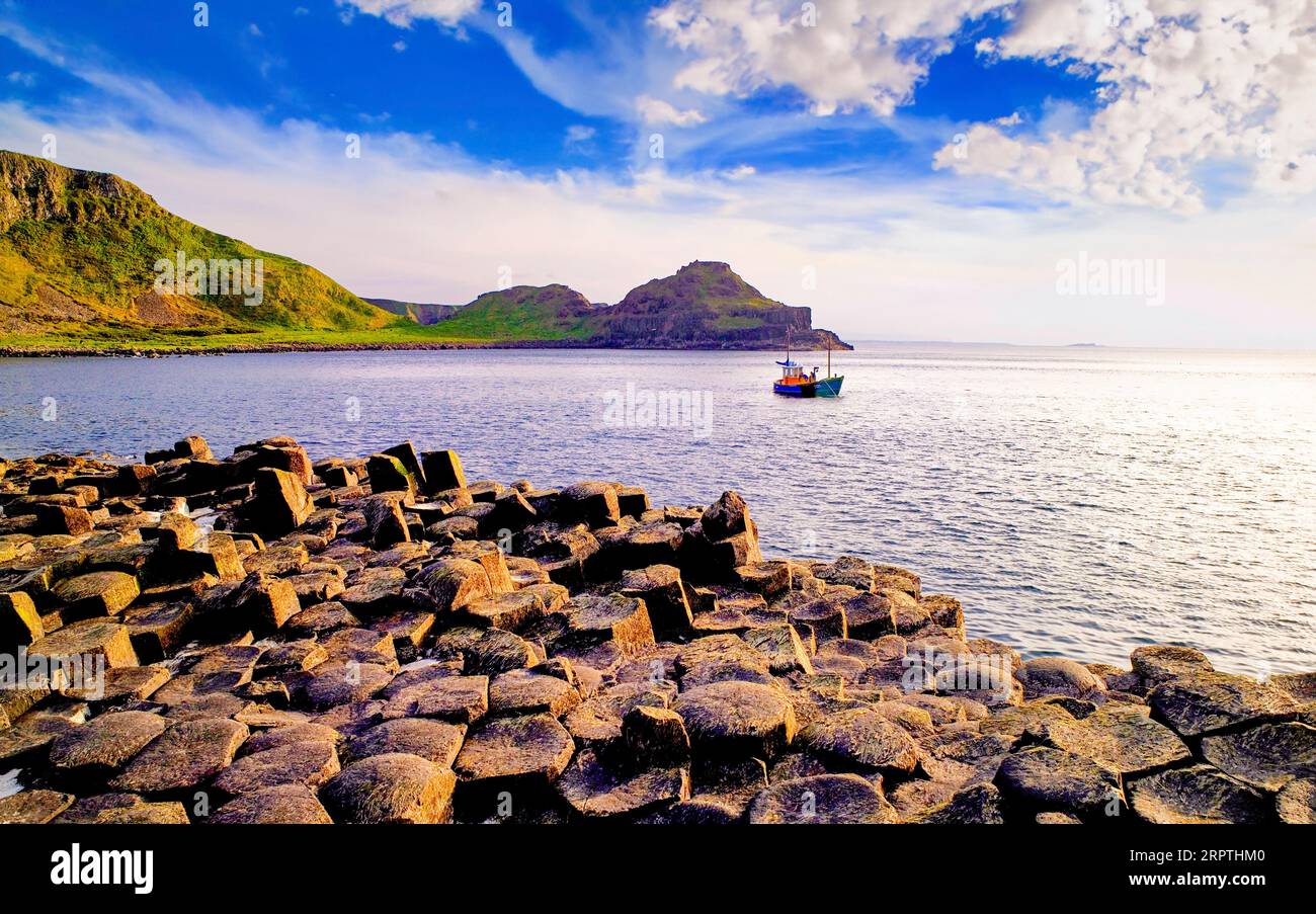 Bateau de homard sur le site du patrimoine mondial de l'UNESCO la chaussée des géants, comté d'Antrim, Irlande du Nord Banque D'Images