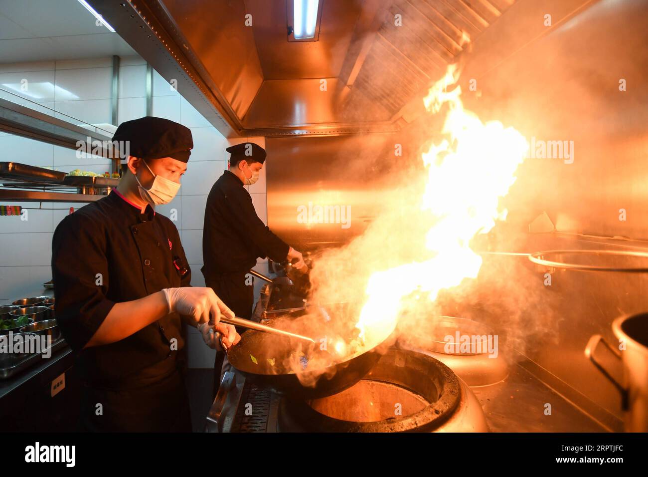 200416 -- CHANGSHA, le 16 avril 2020 -- les chefs préparent des plats dans un restaurant Hunan cuisine dans le district de Yuelu de Changsha, dans la province du Hunan de Chine centrale, le 15 avril 2020. Alors que l’épidémie de COVID-19 a été maîtrisée, les entreprises de restauration à Changsha ont récemment rouvert en vertu de mesures strictes prises pour assurer la sécurité alimentaire. CHINE-HUNAN-CHANGSHA-COVID-19-SÉCURITÉ ALIMENTAIRE CN CHENXZEGUO PUBLICATIONXNOTXINXCHN Banque D'Images