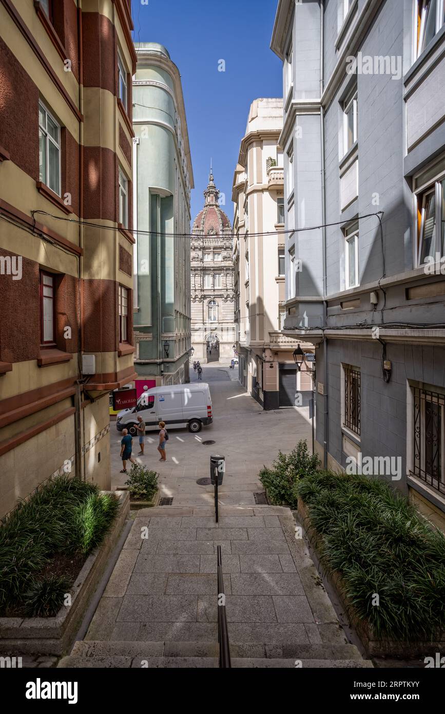 Vue à travers la rue étroite de l'Hôtel de ville à Maria Pita Sqaure dans Une Corogne, Galice, Espagne le 22 août 2023 Banque D'Images