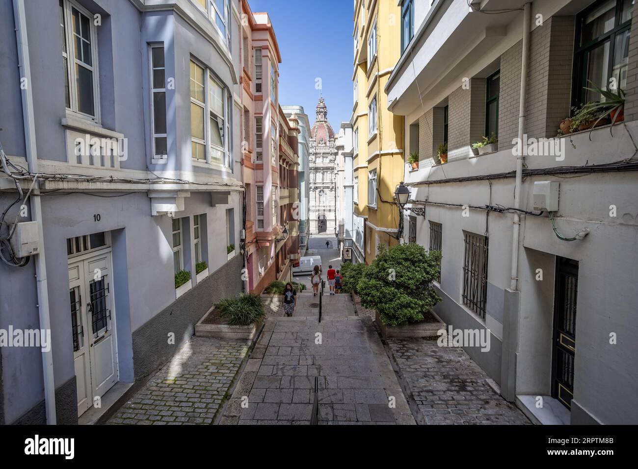 Vue à travers la rue étroite de l'Hôtel de ville à Maria Pita Sqaure dans Une Corogne, Galice, Espagne le 22 août 2023 Banque D'Images