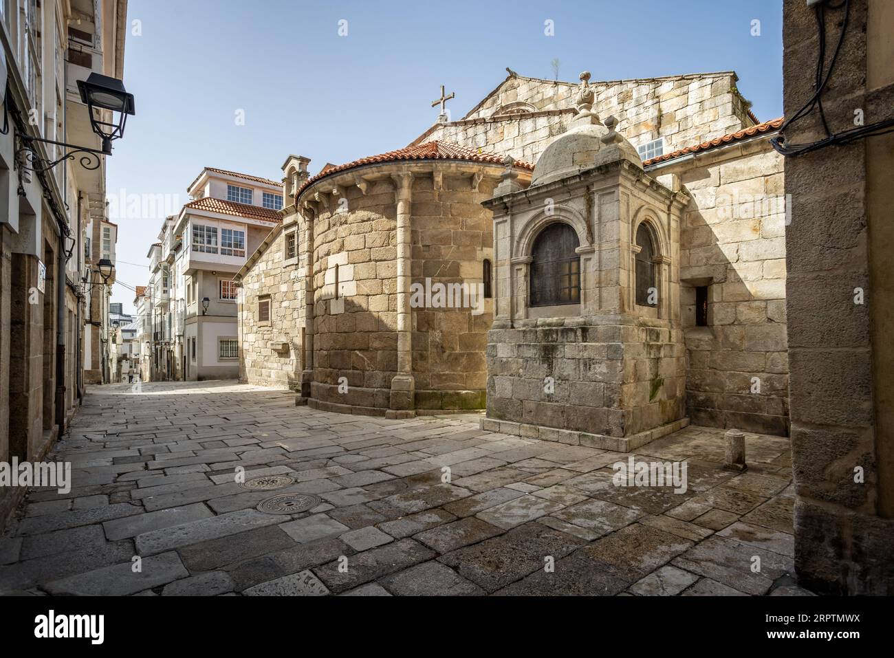 Vue arrière de la Collégiale Santa María del Campo dans le quartier médiéval de la Corogne, Galice, Espagne le 22 août 2023 Banque D'Images