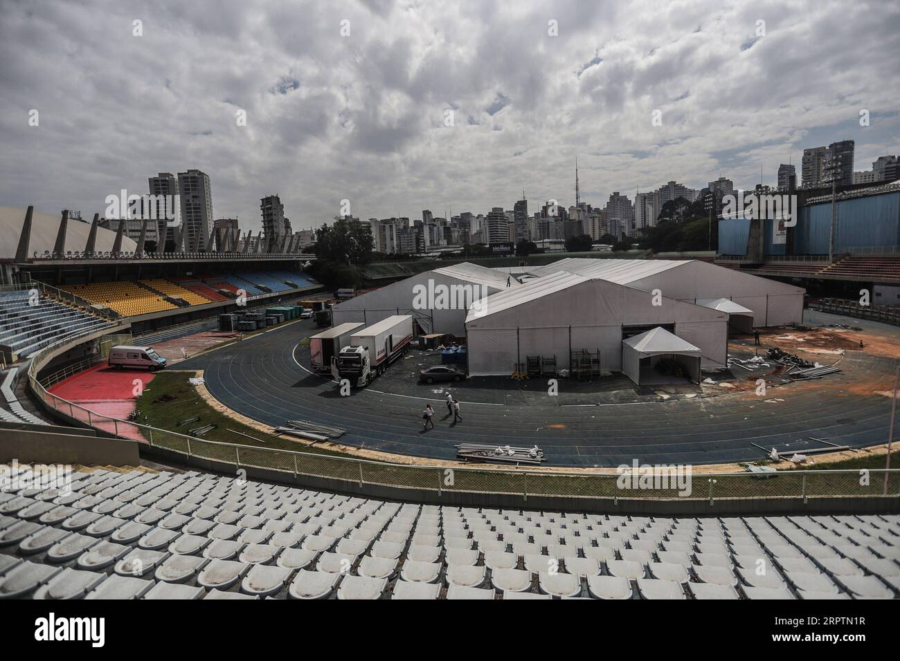 200417 -- SAO PAULO, 17 avril 2020 Xinhua -- des gens travaillent sur le chantier de construction d'un hôpital temporaire au complexe sportif d'Ibirapuera en raison de l'épidémie de Covid-19 à Sao Paulo, au Brésil, le 16 avril 2020. Le nombre de cas confirmés de COVID-19 au Brésil est passé de 28 320 à 30.425, a déclaré jeudi le ministère de la Santé. Le nombre de décès dus à la maladie est passé de 1 736 à 1 924, pour un taux de mortalité de 6,3 pour cent, a déclaré le ministère. Xinhua/Rahel Patrasso BRÉSIL-SAO PAULO-COVID-19-HÔPITAL TEMPORAIRE PUBLICATIONxNOTxINxCHN Banque D'Images