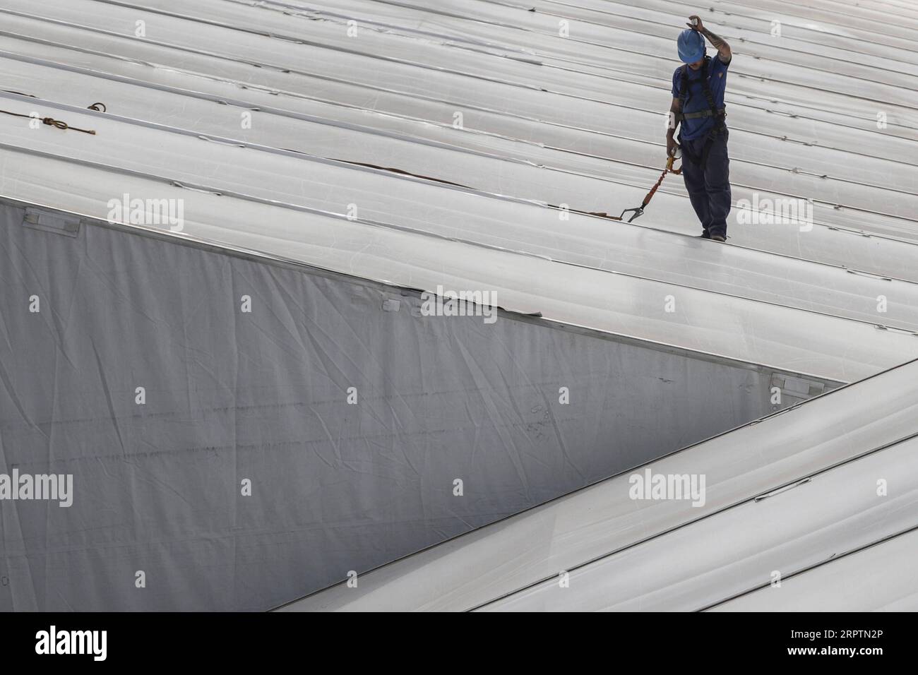 200417 -- SAO PAULO, le 17 avril 2020 Xinhua -- Un homme travaille sur le chantier de construction d'un hôpital temporaire au complexe sportif d'Ibirapuera en pleine épidémie de Covid-19 à Sao Paulo, au Brésil, le 16 avril 2020. Le nombre de cas confirmés de COVID-19 au Brésil est passé de 28 320 à 30.425, a déclaré jeudi le ministère de la Santé. Le nombre de décès dus à la maladie est passé de 1 736 à 1 924, pour un taux de mortalité de 6,3 pour cent, a déclaré le ministère. Xinhua/Rahel Patrasso BRÉSIL-SAO PAULO-COVID-19-HÔPITAL TEMPORAIRE PUBLICATIONxNOTxINxCHN Banque D'Images